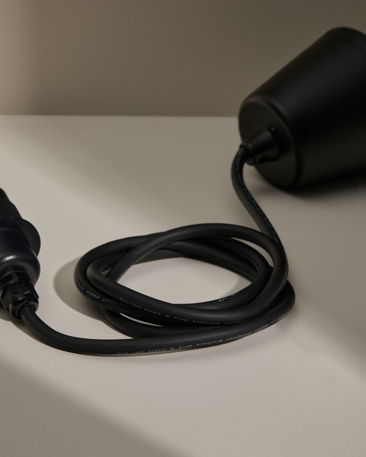 Albir Halterung für Deckenlampe für Outdoor schwarz in  präsentiert im Onlineshop von KAQTU Design AG. Pendelleuchte ist von Kave Home