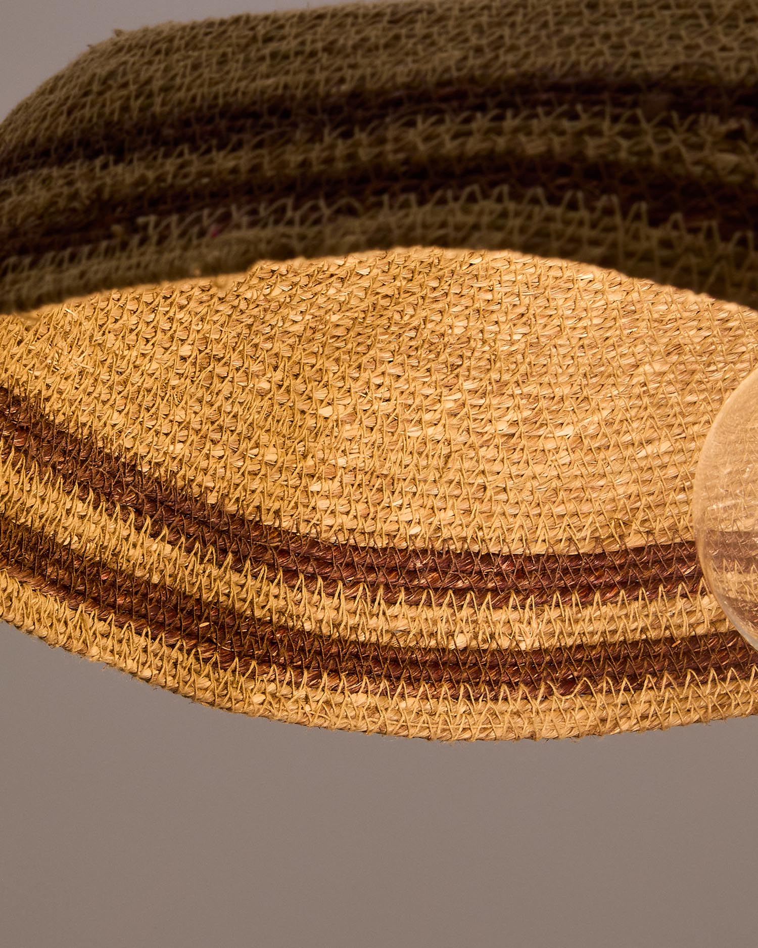 Die Vinyola Deckenlampe aus Naturfasern kombiniert naturfarbenes und schwarzes Finish, Ø 44 cm, ideal für stilvolle Räume.