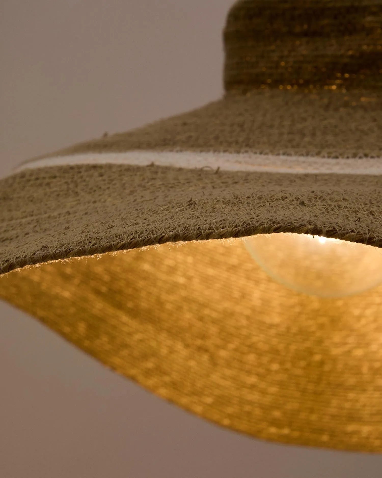 Die Albenya Deckenlampe vereint Naturfasern und Baumwolle in einem eleganten Design, das Wärme und Stil in jeden Raum bringt.
