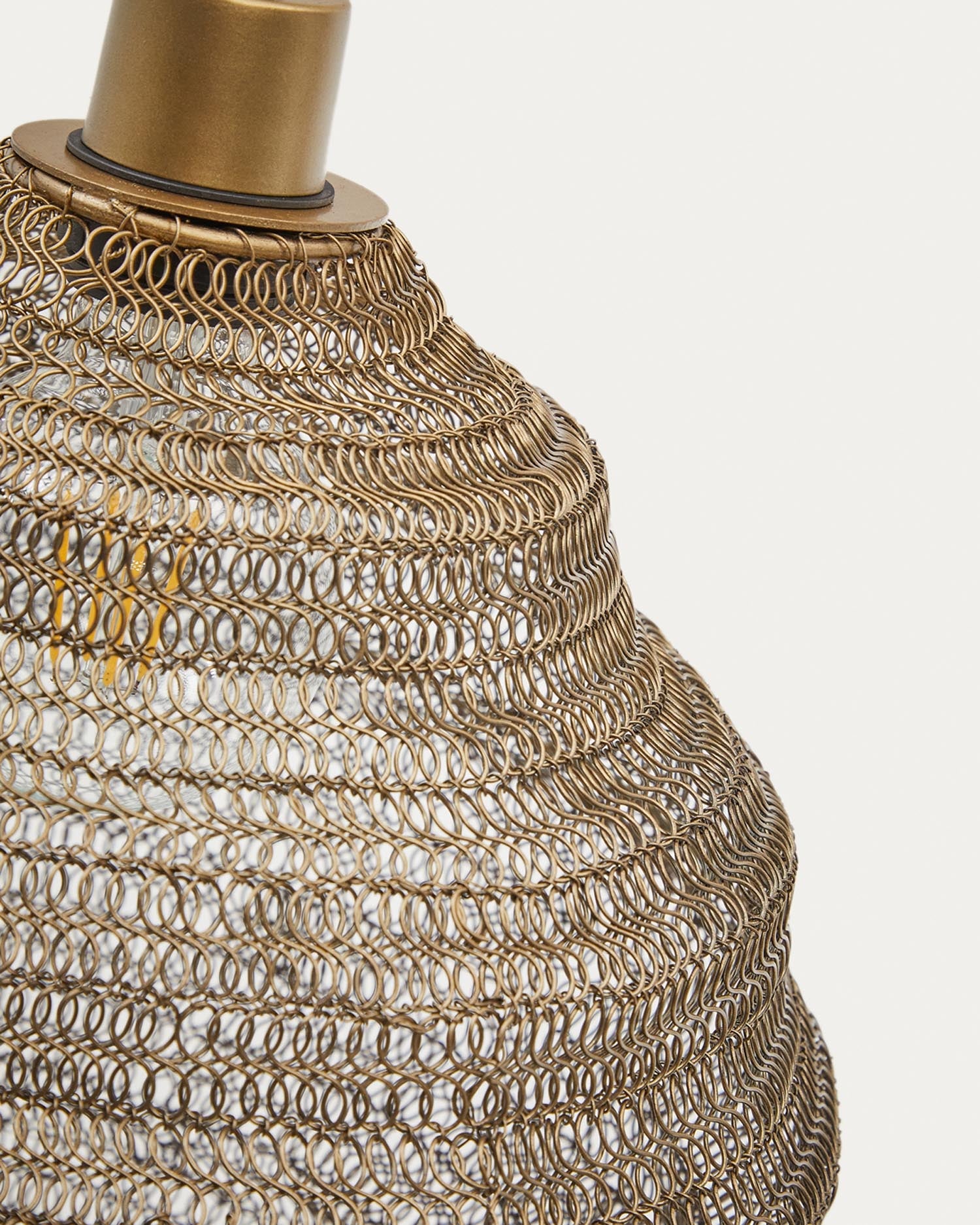 Die Sarraco Deckenlampe von Kave Home, Ø 30 cm, aus goldfarbenem Metall, bietet stilvolles Design und Eleganz für Ihr Zuhause.