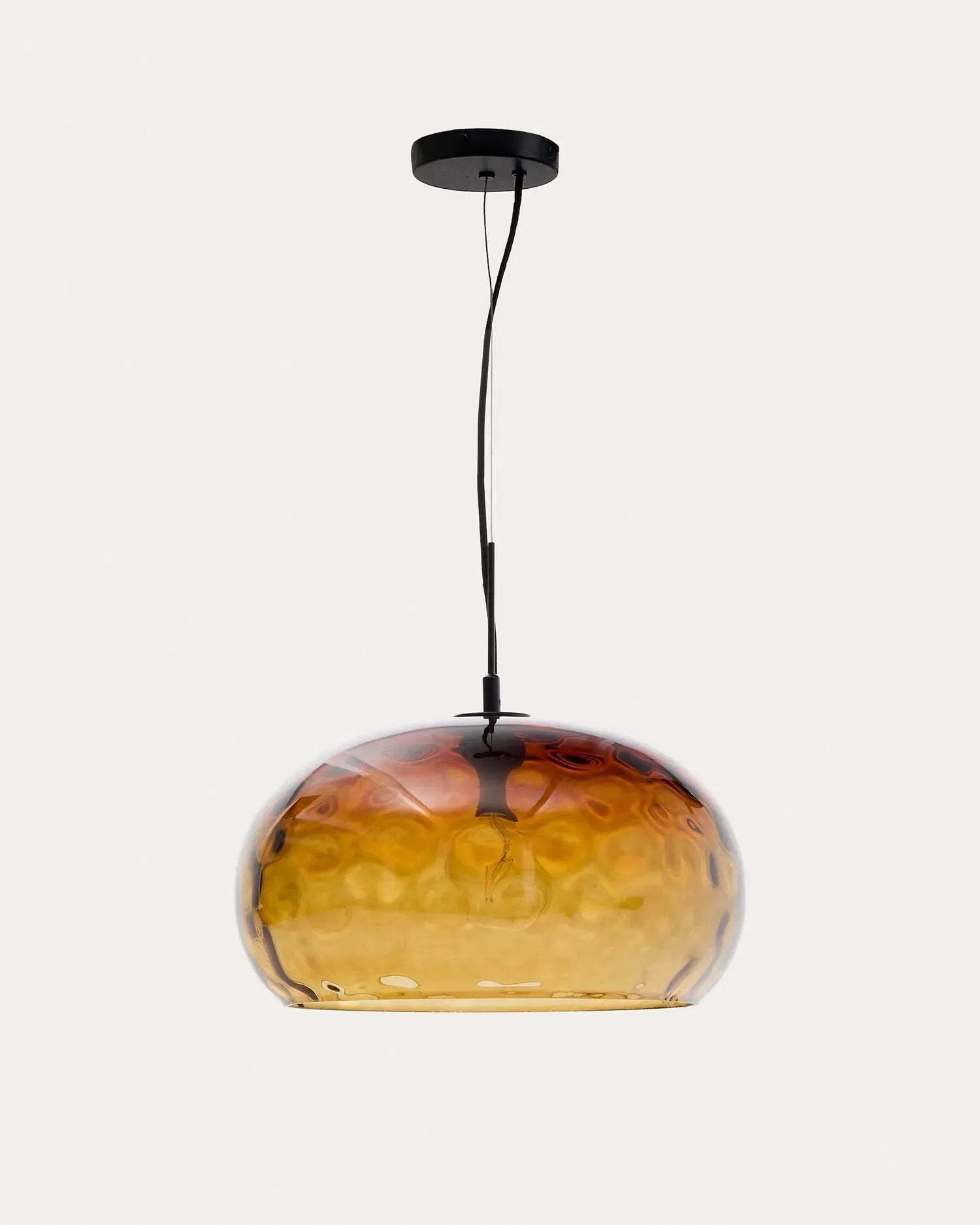 Die Balma Deckenleuchte von Kave Home aus klarem, braunem Glas (Ø 40 cm) bringt stilvolle Eleganz und modernes Design in Ihr Zuhause.