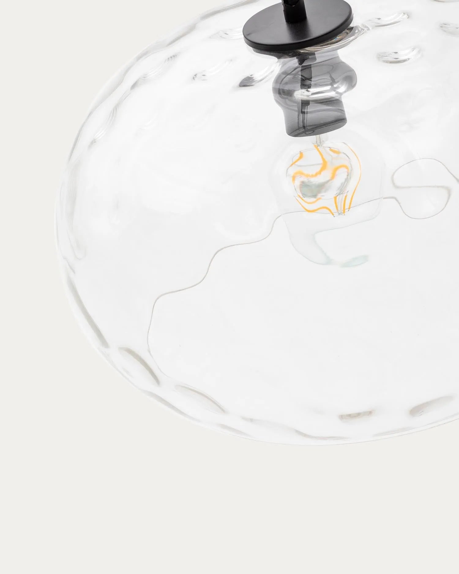 Die Deckenleuchte Balma von Kave Home kombiniert klares Glas und Massivholz zu einem modernen, eleganten Design mit 40 cm Durchmesser.