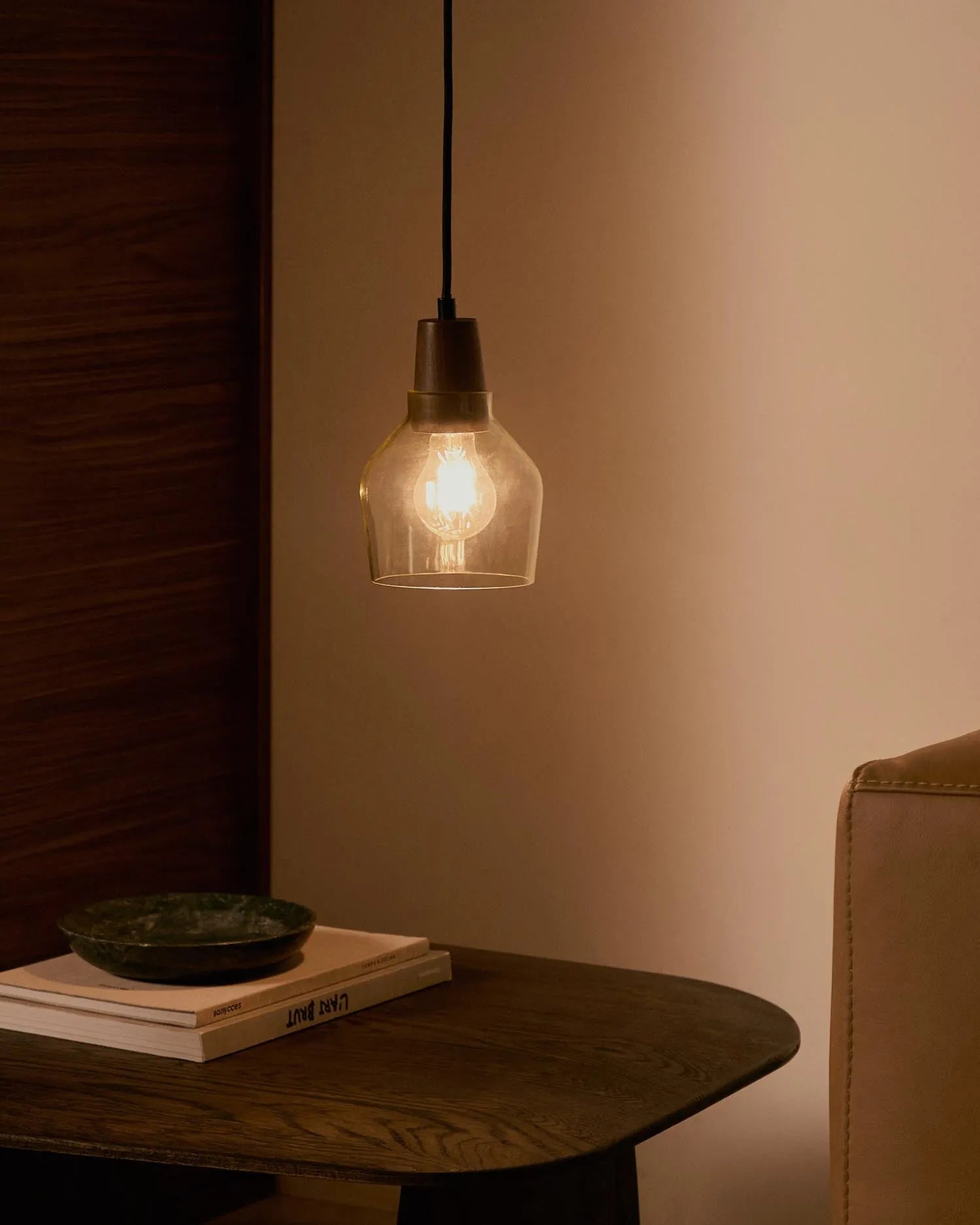 Elegante Deckenleuchte Silex: Grünes Glas kombiniert mit Walnussholz, Ø 13 cm, von Kave Home. Stilvoll und modern für jeden Raum.