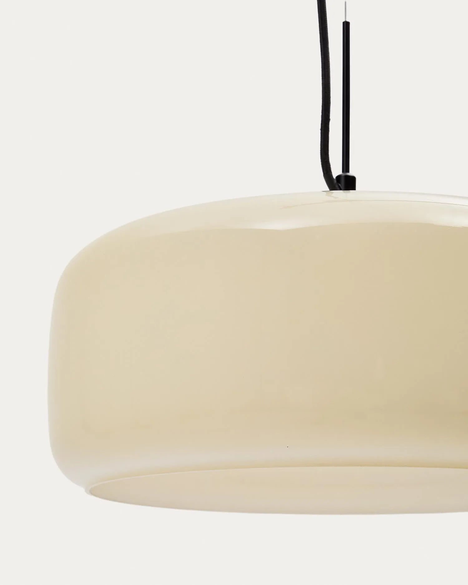 Die Deckenleuchte Reig aus hellgrauem Glas vereint zeitlose Eleganz mit modernem Design und schafft ein warmes Ambiente.