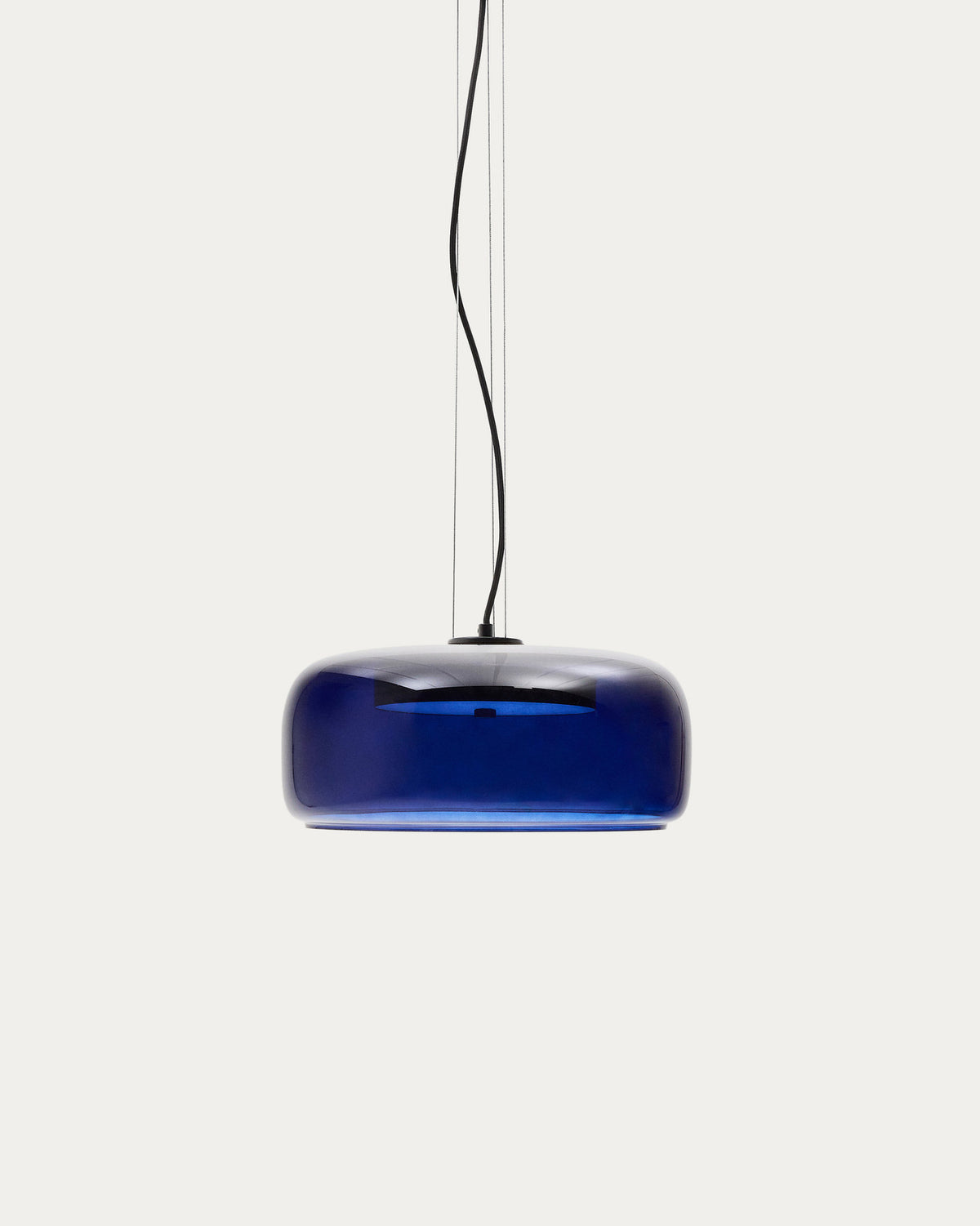 Deckenleuchte Reig aus blauem Glas Ø 38 cm in Blau präsentiert im Onlineshop von KAQTU Design AG. Pendelleuchte ist von Kave Home