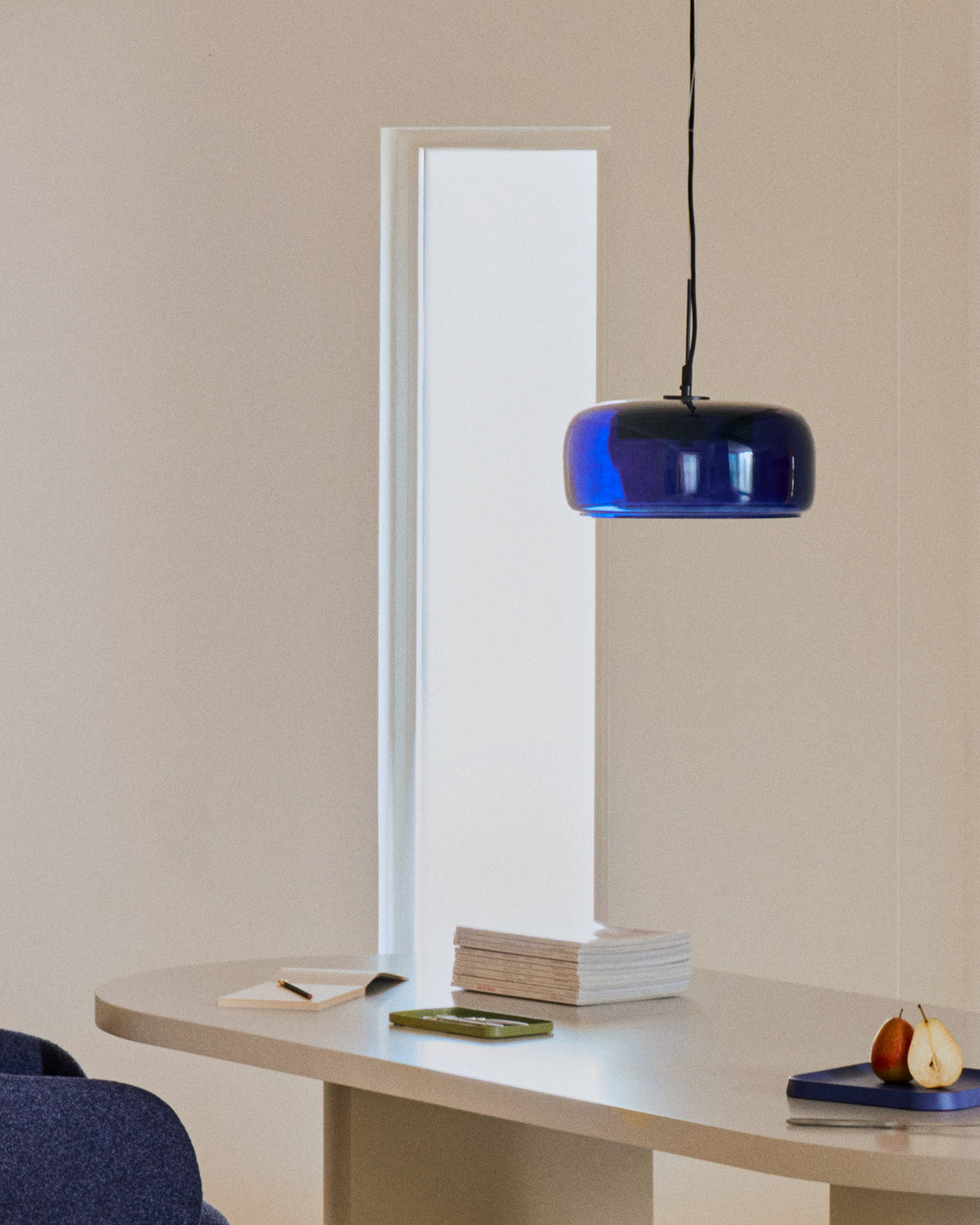 Deckenleuchte Reig aus blauem Glas Ø 38 cm in Blau präsentiert im Onlineshop von KAQTU Design AG. Pendelleuchte ist von Kave Home