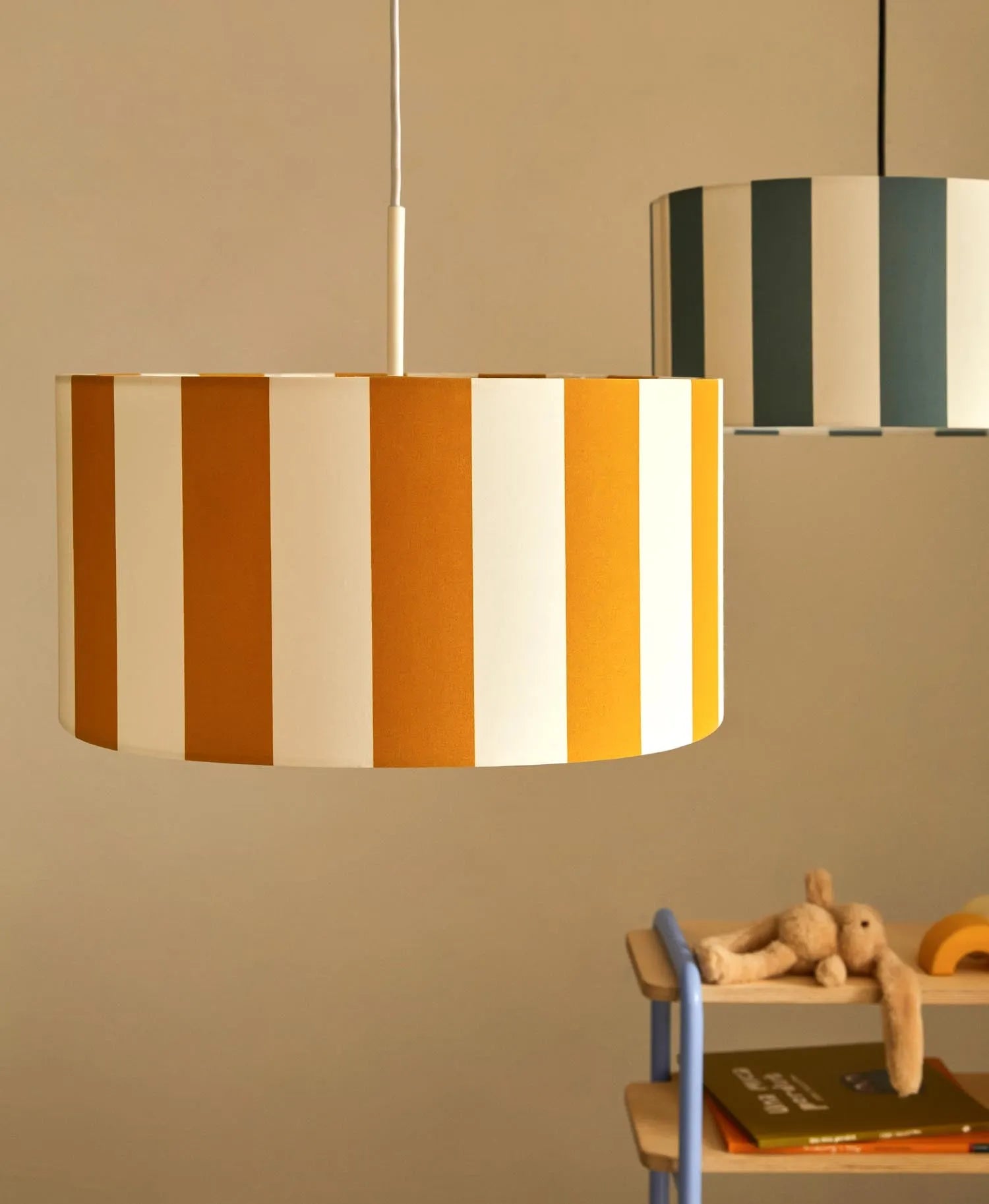 Fröhlicher Schirm mit gelb-weißen Streifen, inspiriert von Zirkuszelten, ideal für kreative Kinderzimmer.