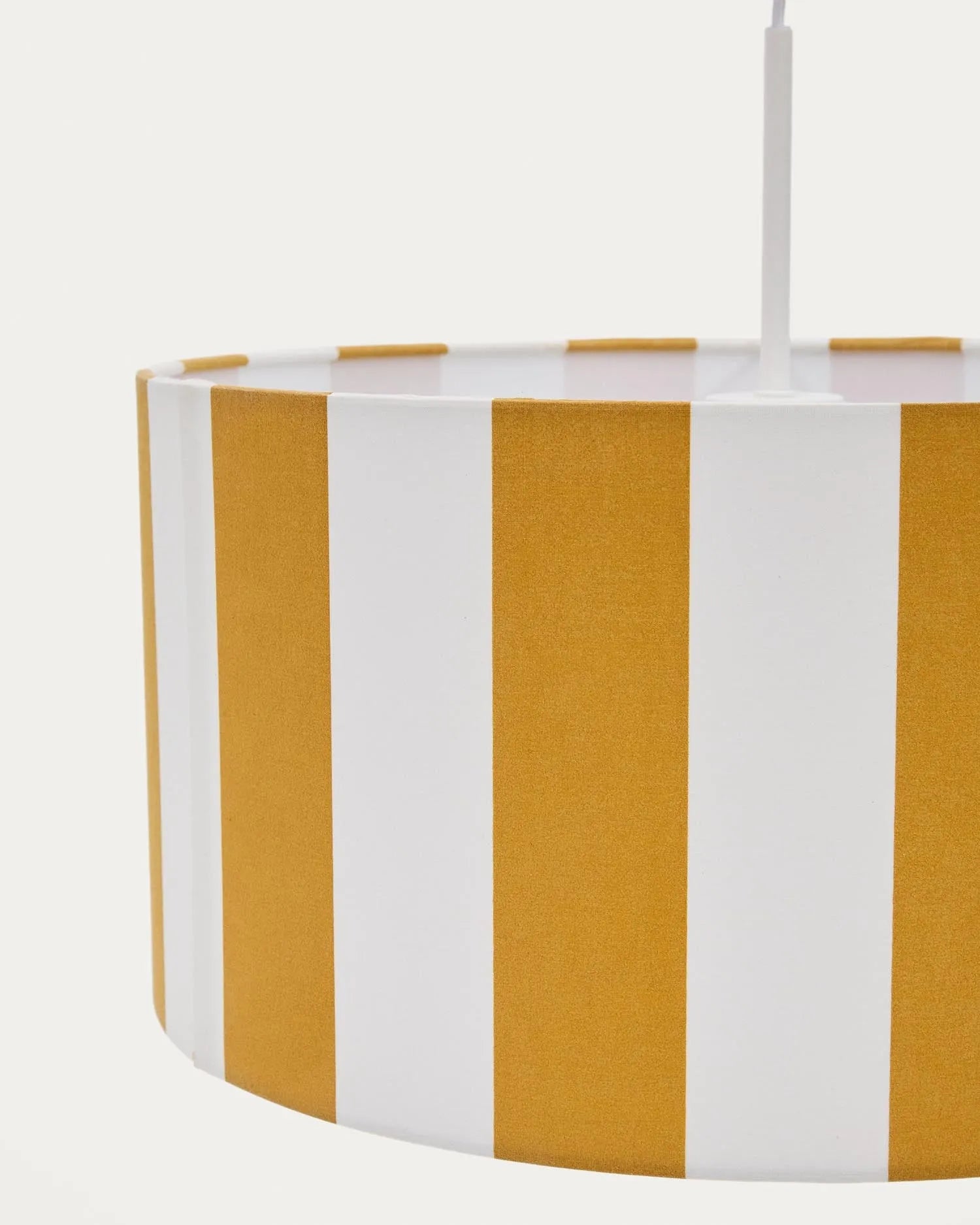 Fröhlicher Schirm mit gelb-weißen Streifen, inspiriert von Zirkuszelten, ideal für kreative Kinderzimmer.