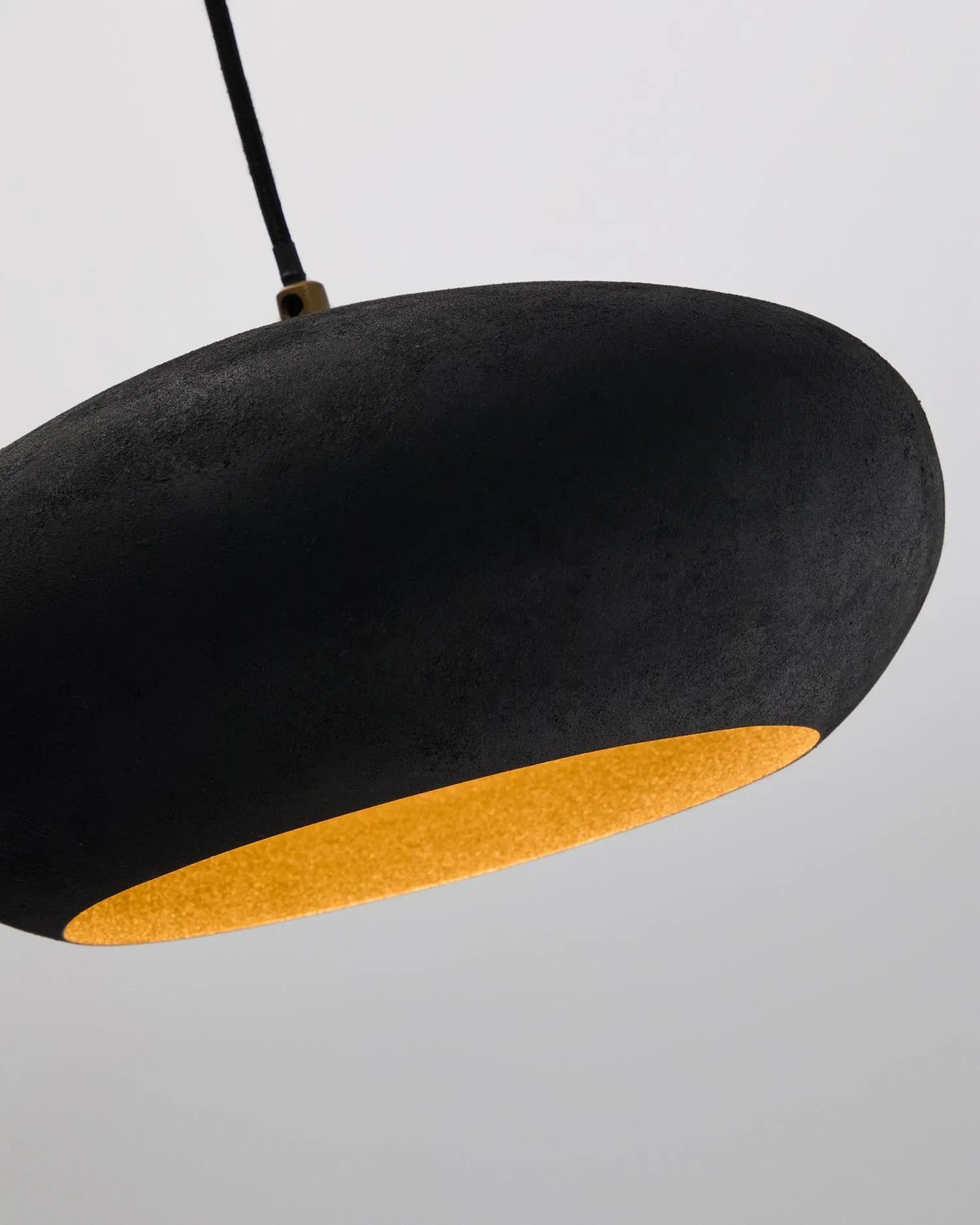 Elegante Deckenleuchte aus schwarzem Metall und Holz, Ø 30 cm, für stilvolle Beleuchtung in jedem Raum.