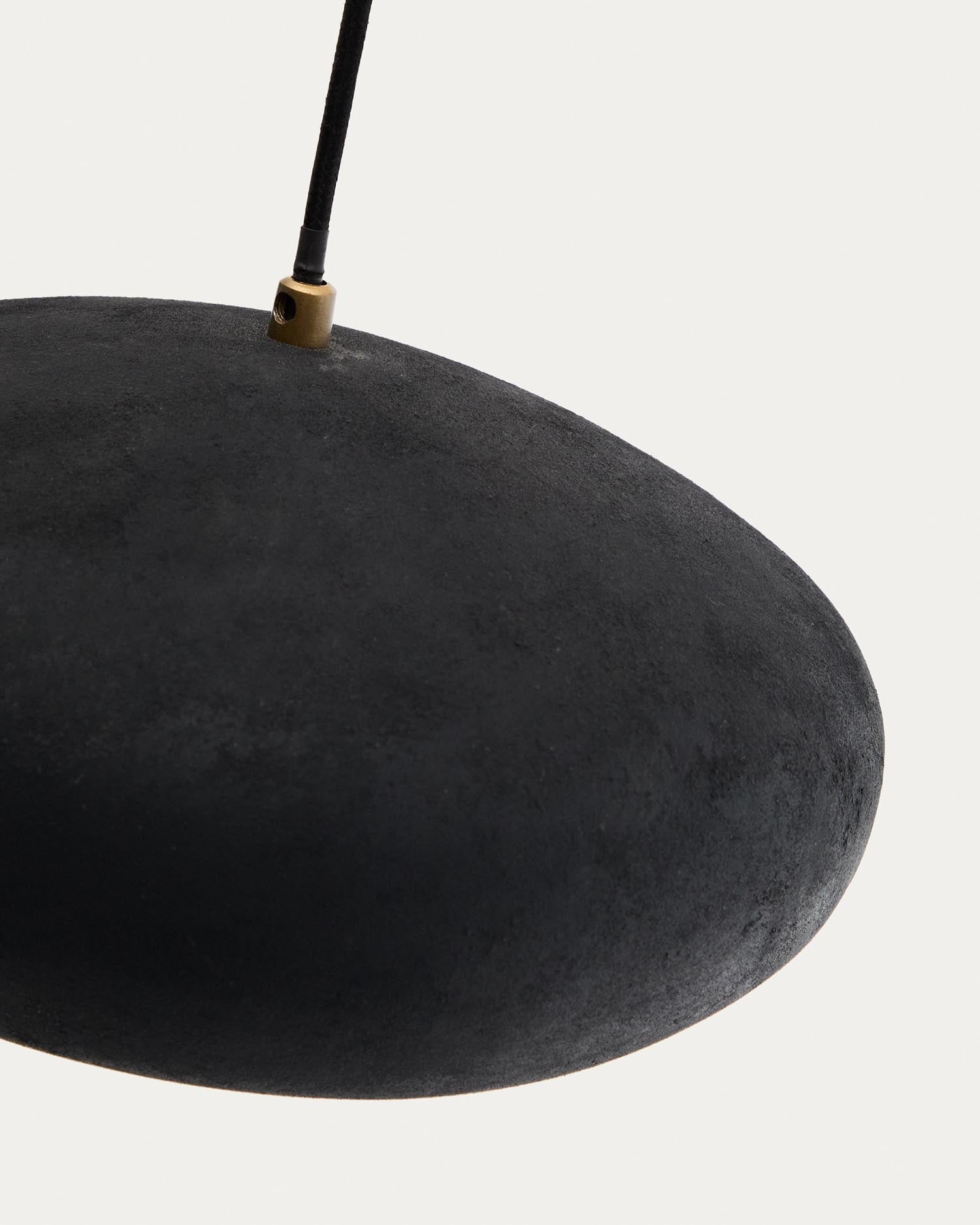 Die Deckenleuchte Inda von Kave Home, Ø 30 cm, aus schwarzem Metall, bietet modernes Design und stilvolle Beleuchtung für jeden Raum.