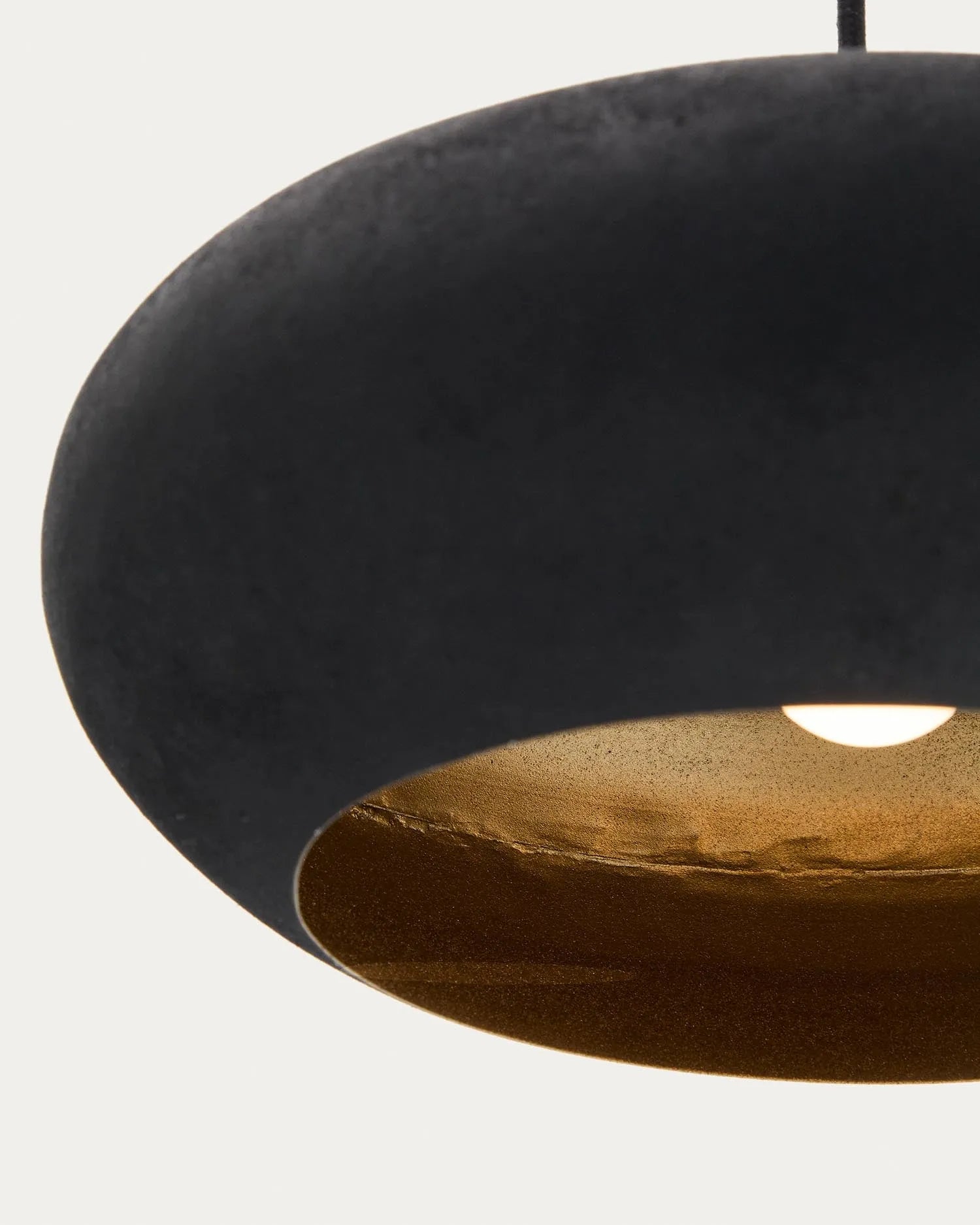 Elegante Deckenleuchte aus schwarzem Metall und Holz, Ø 30 cm, für stilvolle Beleuchtung in jedem Raum.