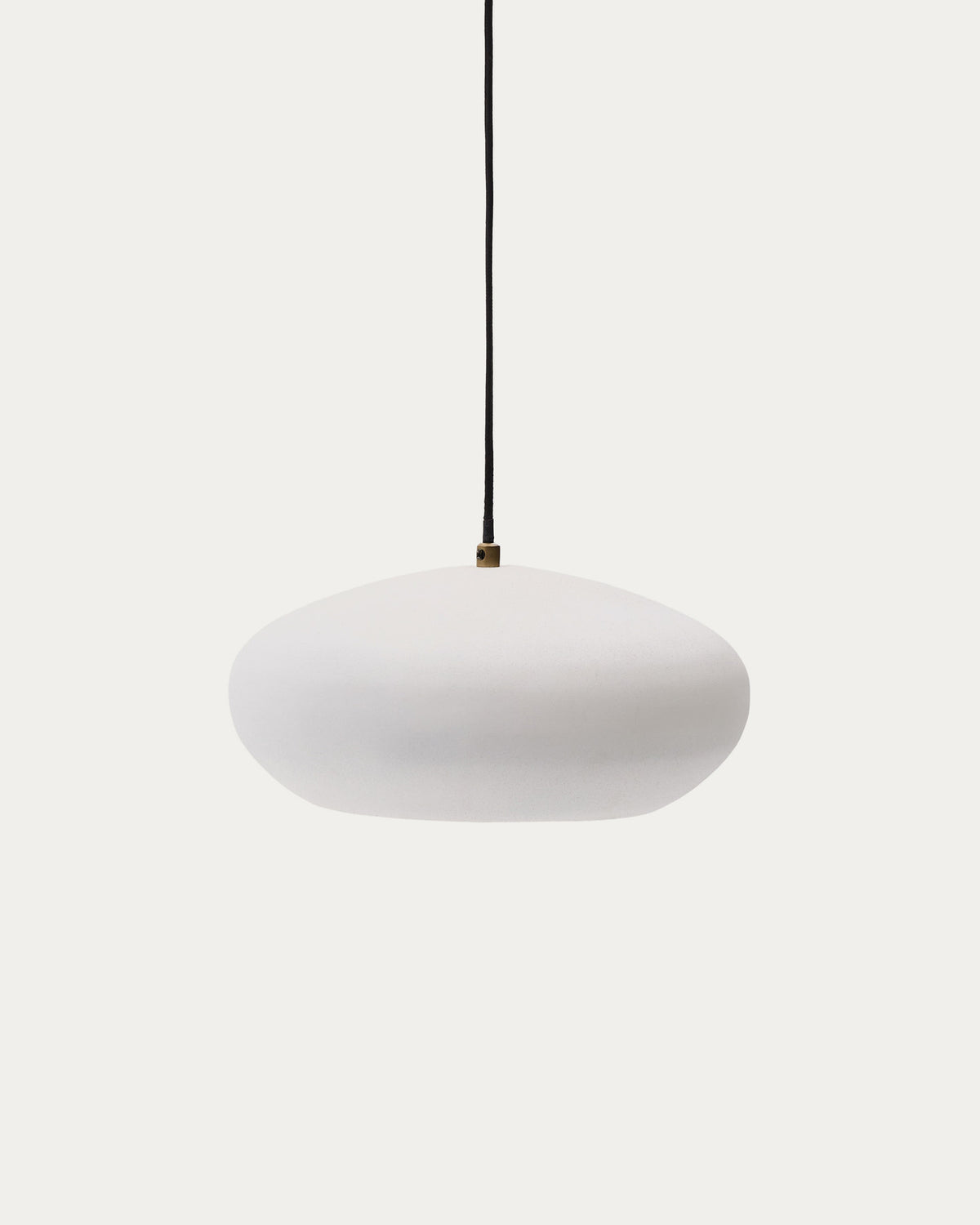 Deckenleuchte Inda aus Metall mit weissem Finish Ø 30 cm in Weiss präsentiert im Onlineshop von KAQTU Design AG. Pendelleuchte ist von Kave Home