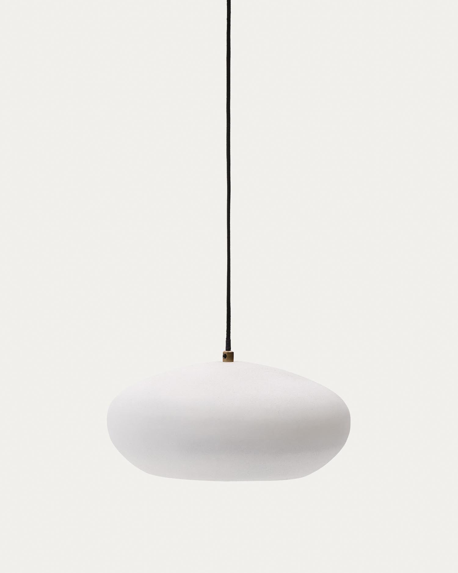 Moderne Deckenleuchte Inda aus Metall, Ø 30 cm, mit elegantem weißen Finish, ideal für stilvolle Wohnräume von Kave Home.