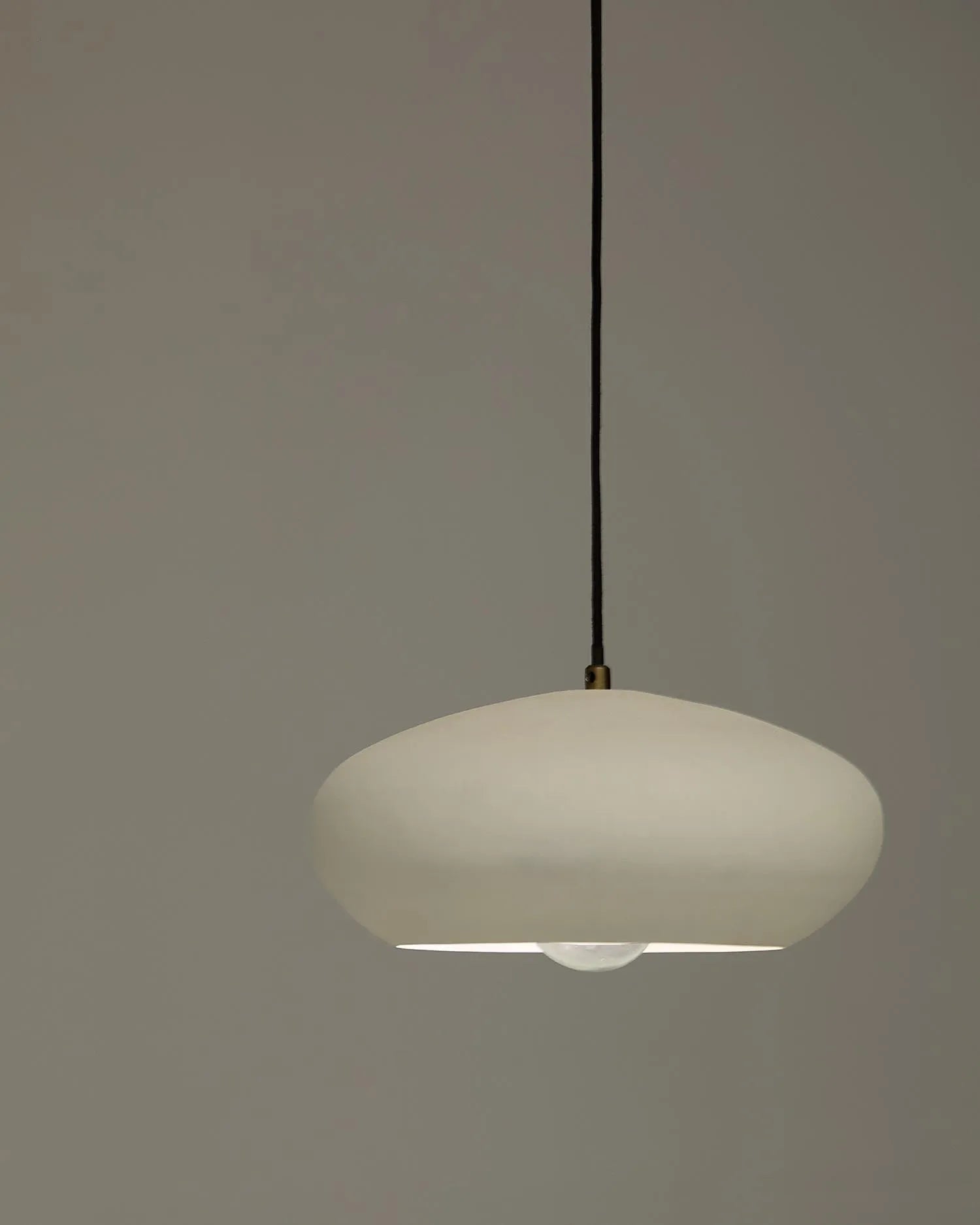 Die Deckenleuchte Inda von Kave Home besticht durch ihr modernes Design mit weißem Terrakotta-Finish und einer eleganten Materialkombination aus Metall und Holz.