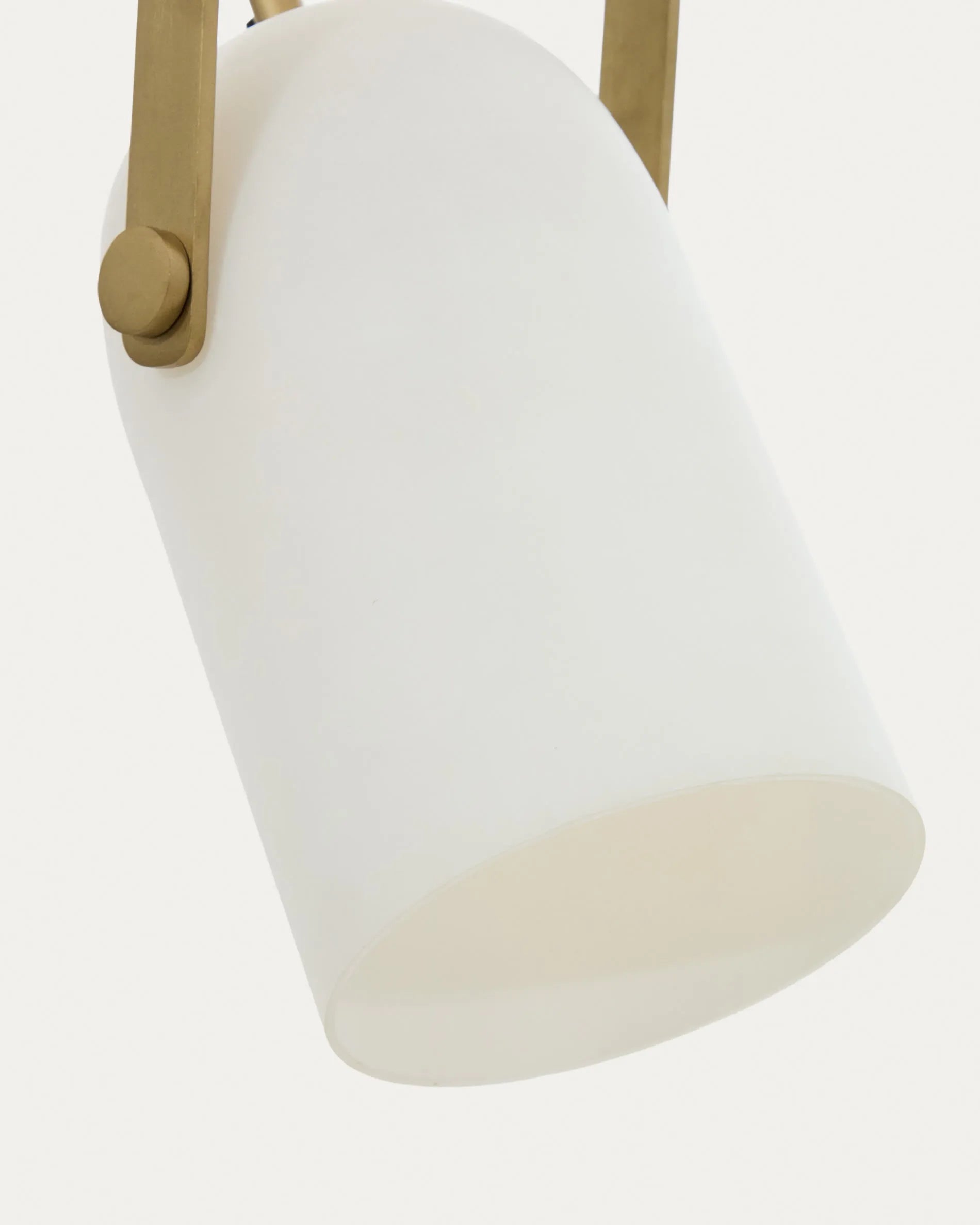 Die Deckenleuchte Reisy von Kave Home vereint modernes Design mit Funktionalität: satiniertes Milchglas trifft auf antiken Messingeffekt.