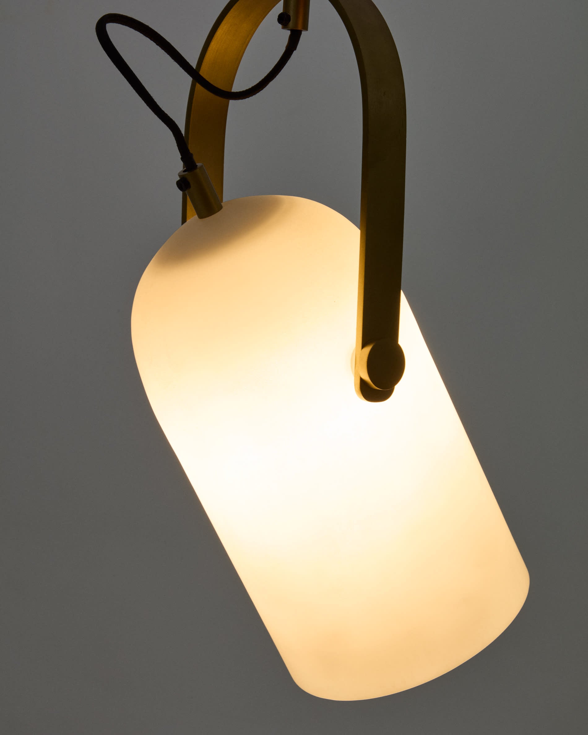 Die Deckenleuchte Reisy von Kave Home (Ø14 cm) aus Milchglas bietet modernes Design und sanftes Licht für jeden Raum.