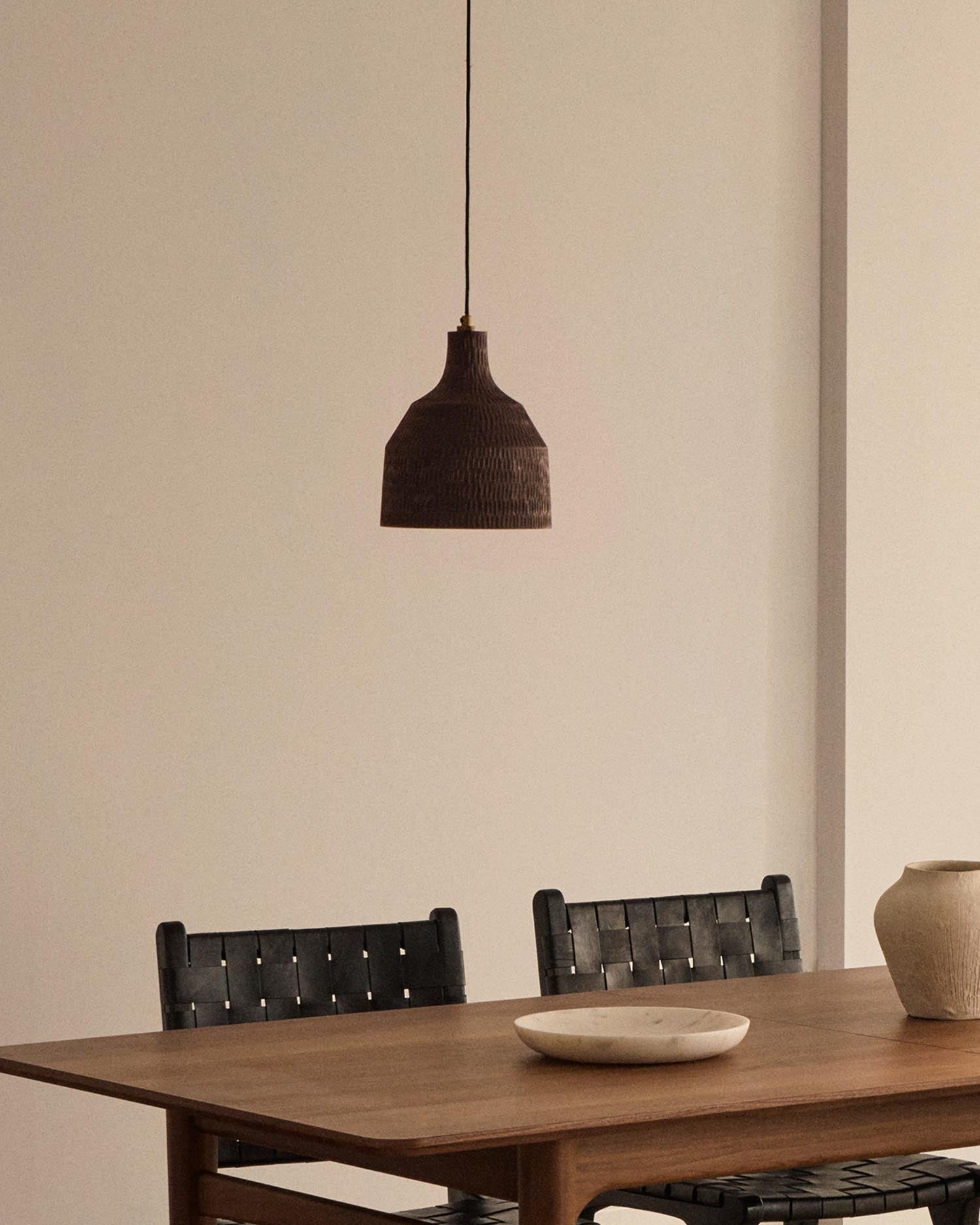 Die Deckenleuchte Amire vereint edles Holz mit schwarzem Finish, bringt natürliche Eleganz und warmes Licht in jeden Raum.