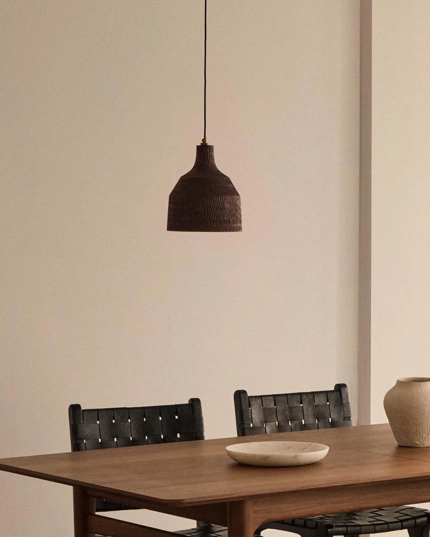 Die Deckenleuchte Amire vereint edles Holz mit schwarzem Finish, bringt natürliche Eleganz und warmes Licht in jeden Raum.