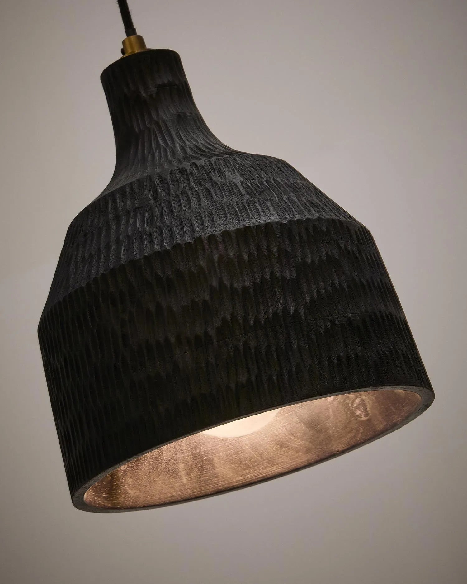 Die Deckenleuchte Amire vereint edles Holz mit schwarzem Finish, bringt natürliche Eleganz und warmes Licht in jeden Raum.