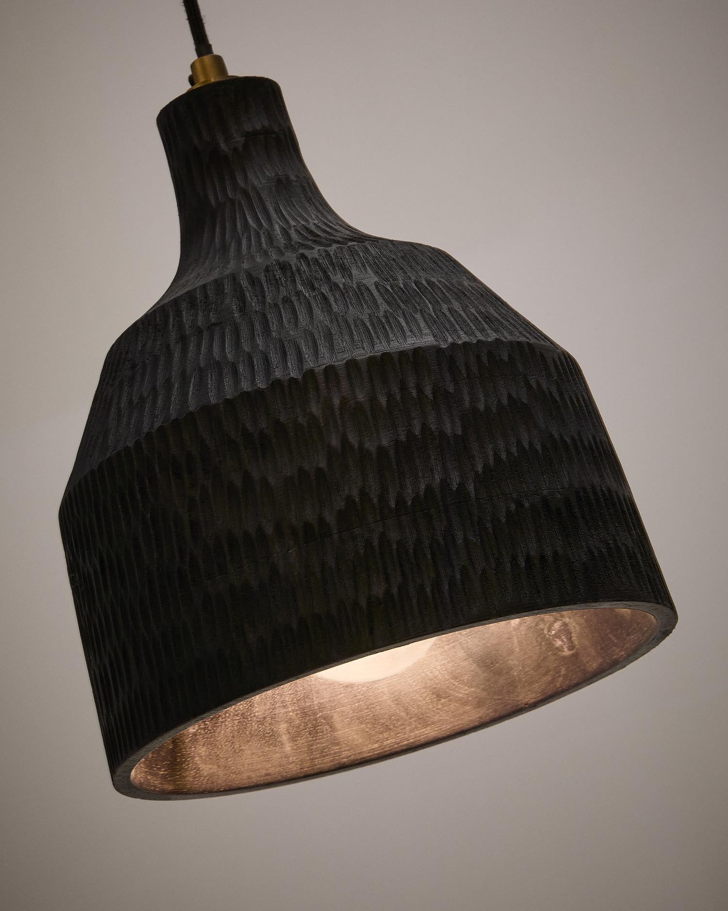 Stilvolle Deckenleuchte Amire aus Holz mit schwarzem Finish, Ø 21 cm, von Kave Home. Ideal für zeitgemäße Raumgestaltung.