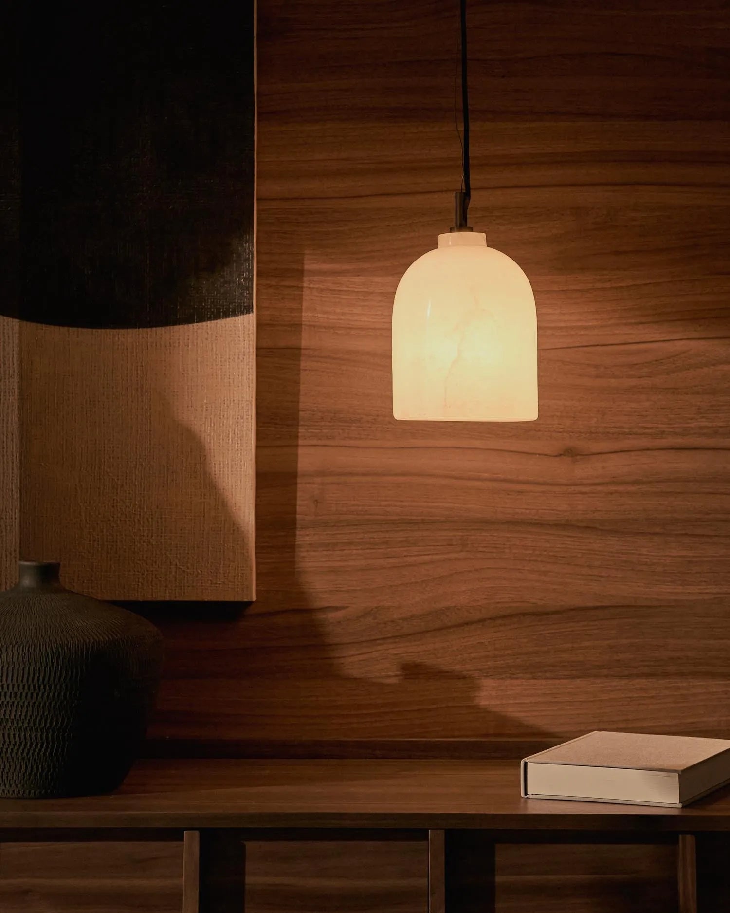 Die Deckenleuchte Shenli aus Alabaster vereint Eleganz und Funktionalität, ideal für stimmungsvolle Akzentbeleuchtung.
