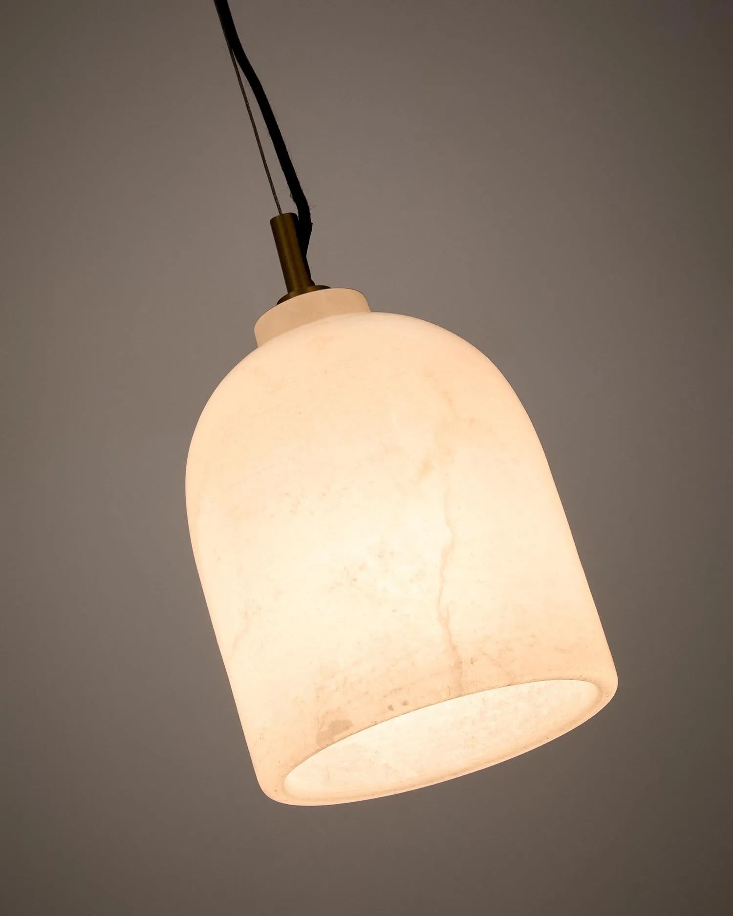 Die Deckenleuchte Shenli aus Alabaster vereint Eleganz und Funktionalität, ideal für stimmungsvolle Akzentbeleuchtung.