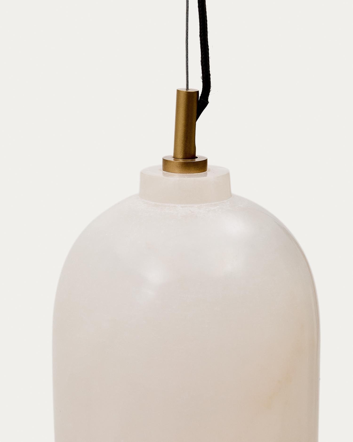 Die Shenli Deckenleuchte (Ø 15 cm) von Kave Home aus Alabaster vereint stilvolles Design mit sanfter Beleuchtung für Ihr Zuhause.