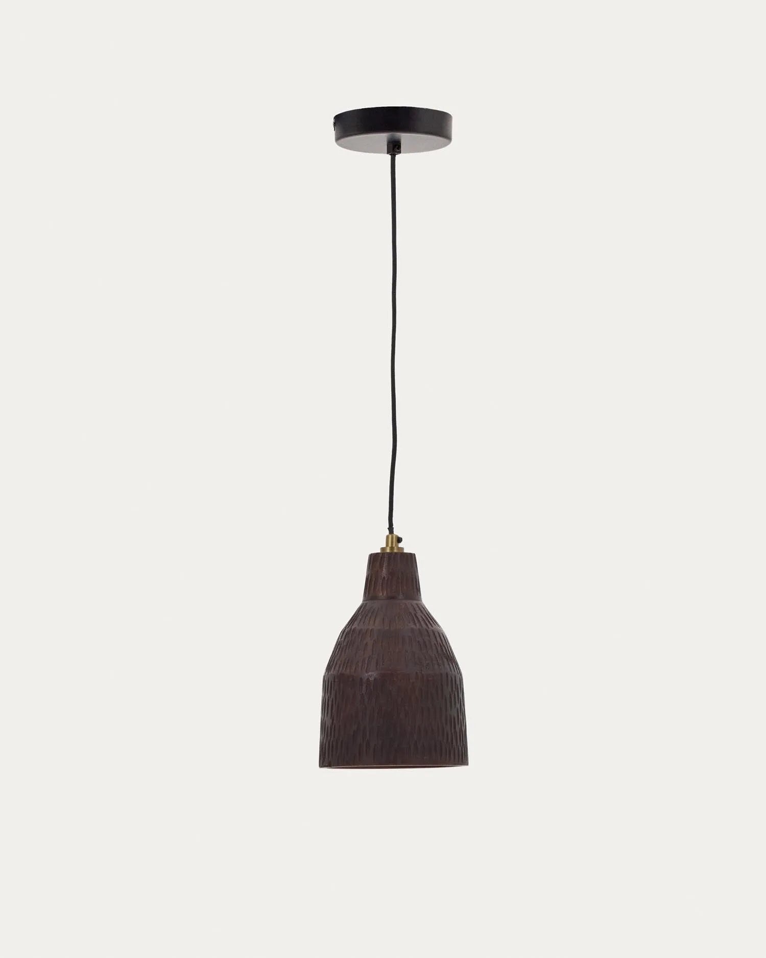 Elegante Deckenleuchte Amire aus Holz mit schwarzem Finish, Ø 15 cm, handgefertigt, stilvoll und zeitlos von Kave Home.