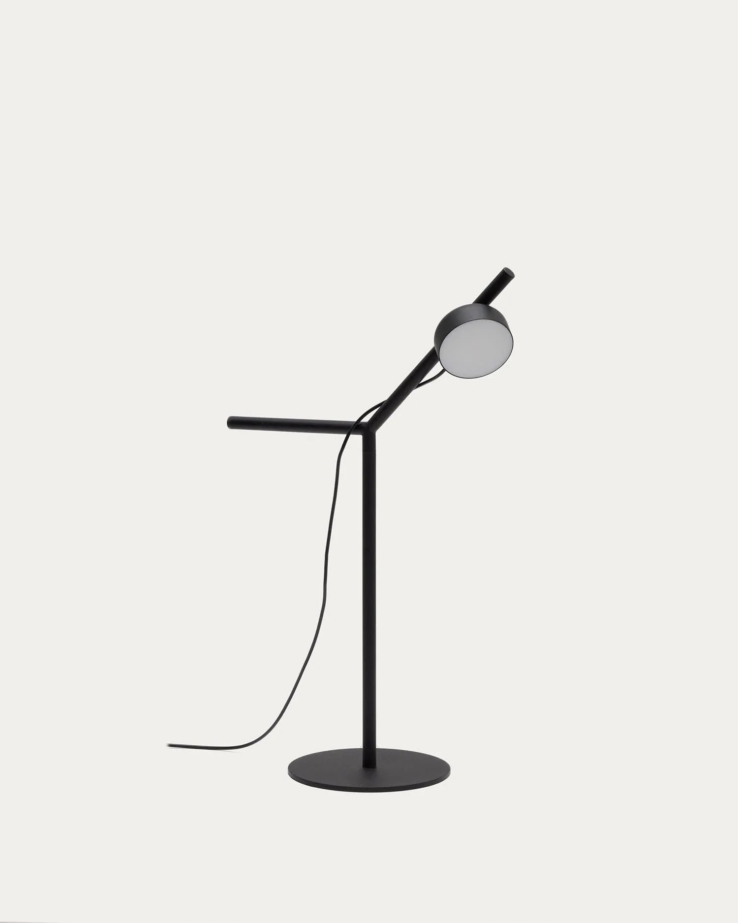 Tischlampe Orey aus schwarzem Metall mit Multipositions-Lichtpunkt  in Schwarz präsentiert im Onlineshop von KAQTU Design AG. Tischleuchte ist von Kave Home