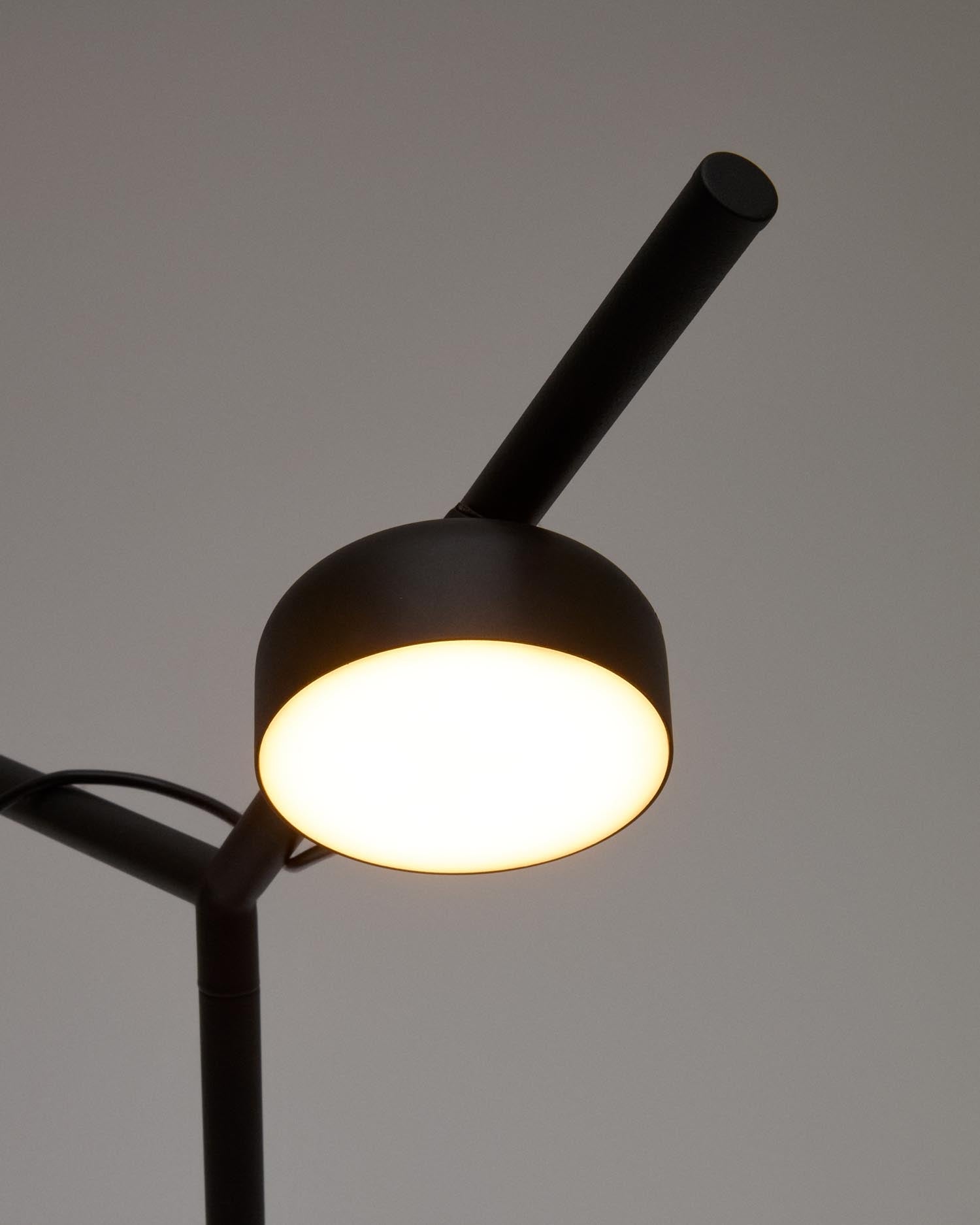 Tischlampe Orey aus schwarzem Metall mit Multipositions-Lichtpunkt  in Schwarz präsentiert im Onlineshop von KAQTU Design AG. Tischleuchte ist von Kave Home