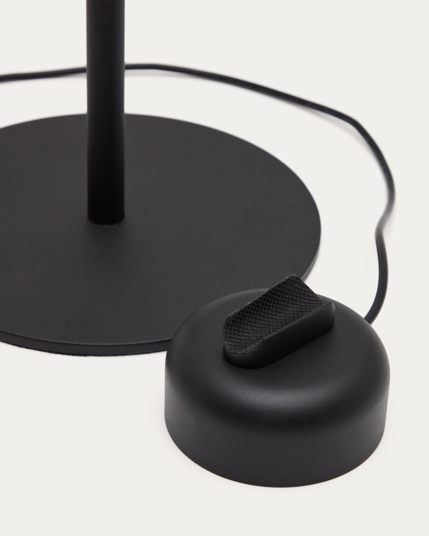 Tischlampe Orey aus schwarzem Metall mit Multipositions-Lichtpunkt  in Schwarz präsentiert im Onlineshop von KAQTU Design AG. Tischleuchte ist von Kave Home