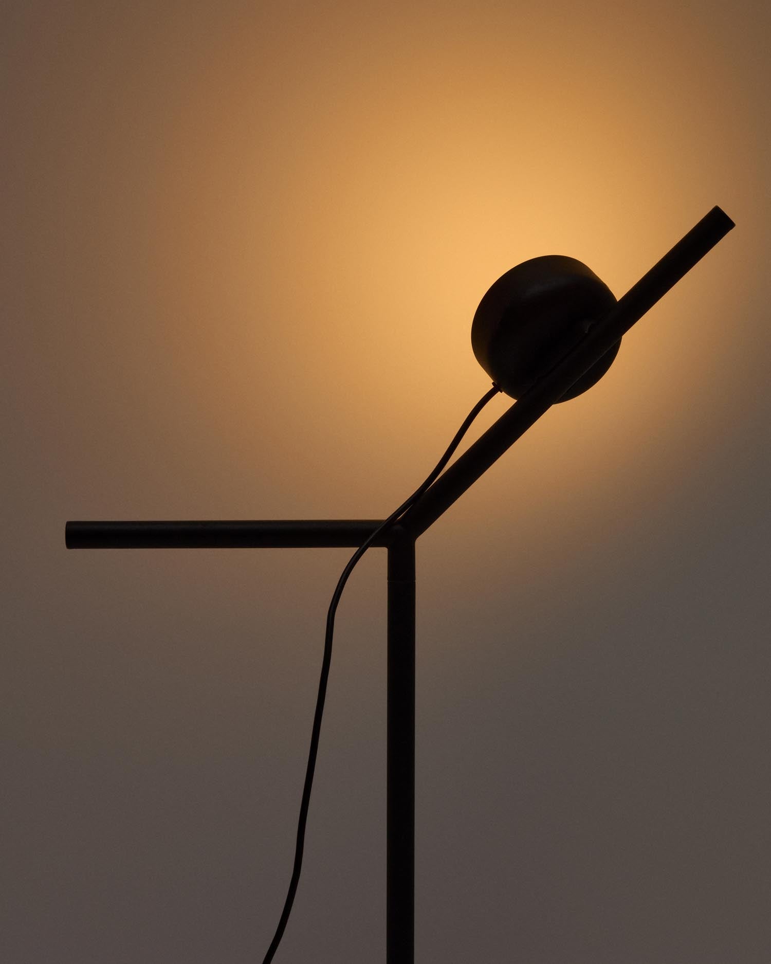 Tischlampe Orey aus schwarzem Metall mit Multipositions-Lichtpunkt  in Schwarz präsentiert im Onlineshop von KAQTU Design AG. Tischleuchte ist von Kave Home