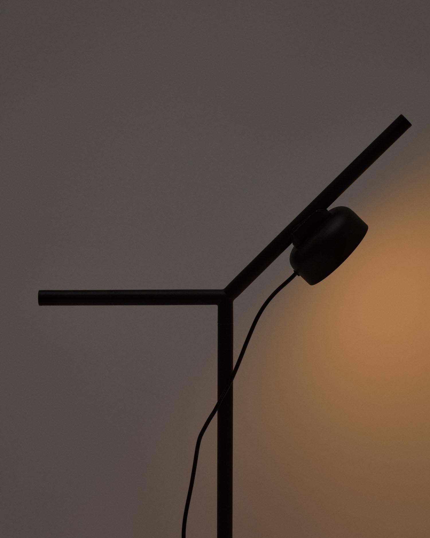 Tischlampe Orey aus schwarzem Metall mit Multipositions-Lichtpunkt  in Schwarz präsentiert im Onlineshop von KAQTU Design AG. Tischleuchte ist von Kave Home