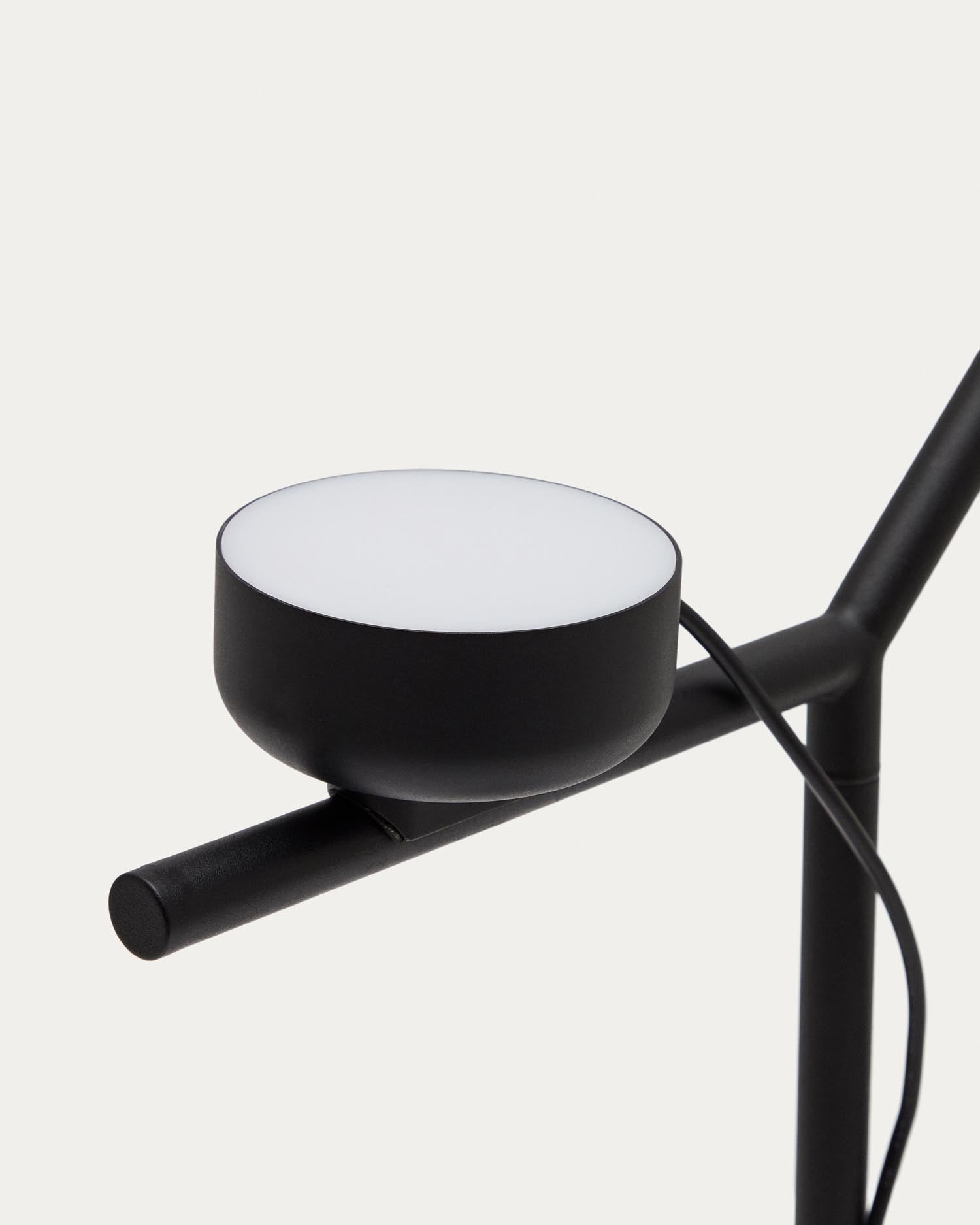 Tischlampe Orey aus schwarzem Metall mit Multipositions-Lichtpunkt  in Schwarz präsentiert im Onlineshop von KAQTU Design AG. Tischleuchte ist von Kave Home