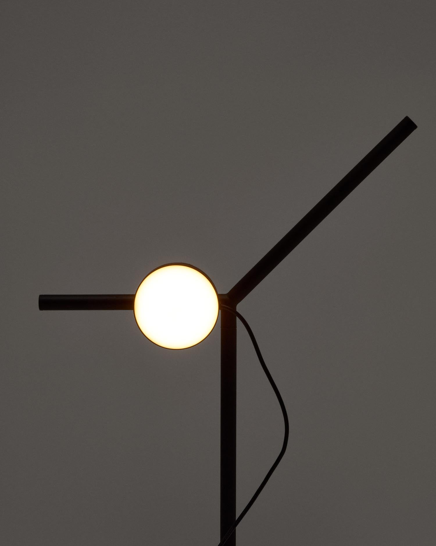 Tischlampe Orey aus schwarzem Metall mit Multipositions-Lichtpunkt  in Schwarz präsentiert im Onlineshop von KAQTU Design AG. Tischleuchte ist von Kave Home