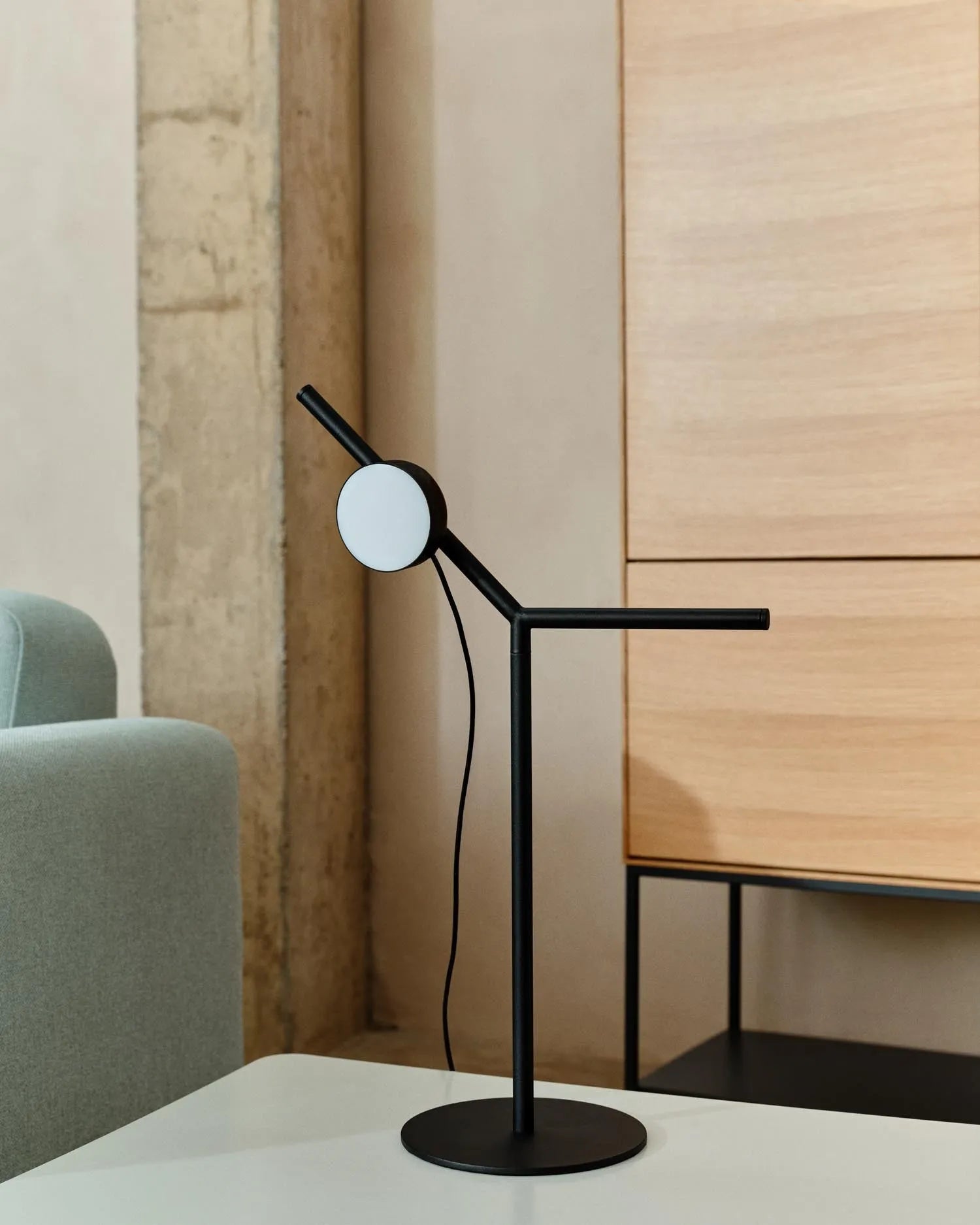 Tischlampe Orey aus schwarzem Metall mit Multipositions-Lichtpunkt  in Schwarz präsentiert im Onlineshop von KAQTU Design AG. Tischleuchte ist von Kave Home