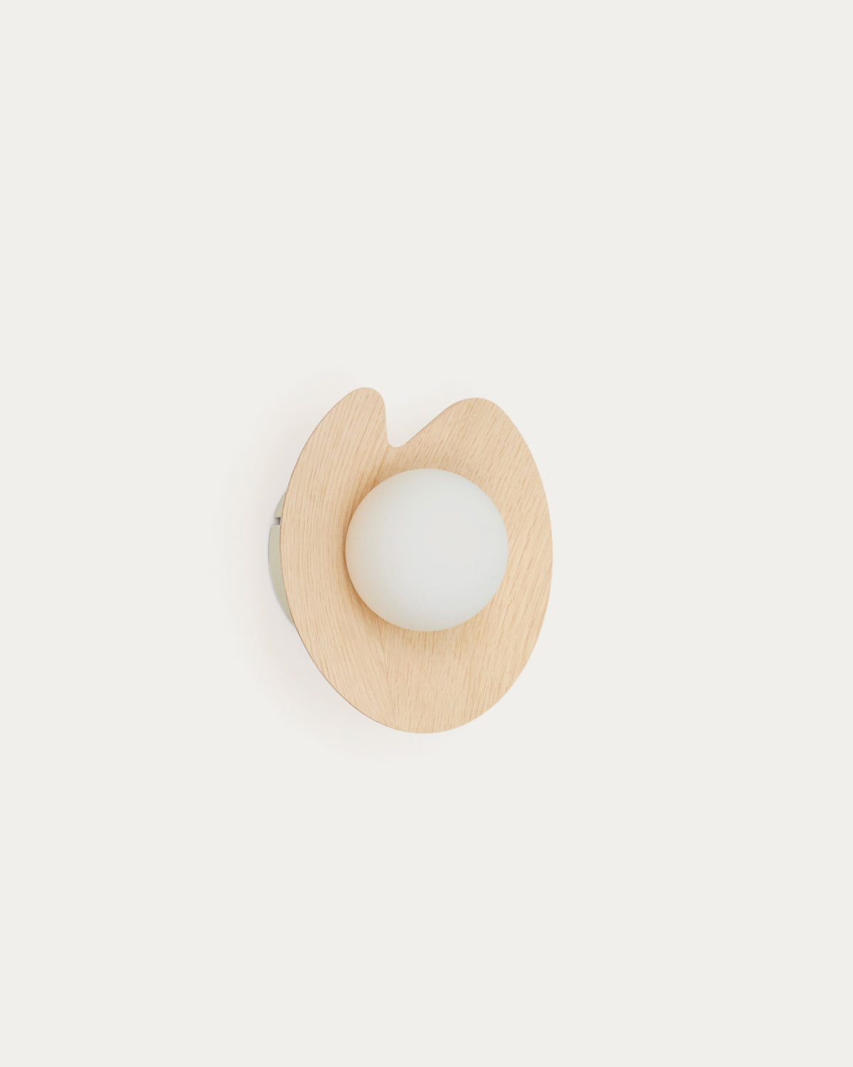 Wandleuchte Wilara aus Eichenfurnier mit einer weissen Rauchglaskugel in Natur präsentiert im Onlineshop von KAQTU Design AG. Wandleuchte ist von Kave Home