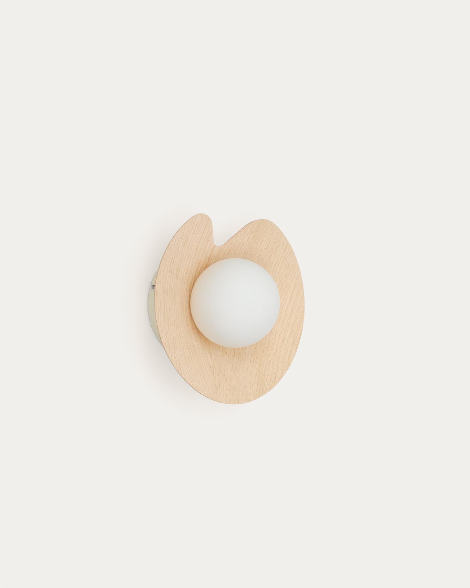Wandleuchte Wilara aus Eichenfurnier mit einer weissen Rauchglaskugel in Natur präsentiert im Onlineshop von KAQTU Design AG. Wandleuchte ist von Kave Home