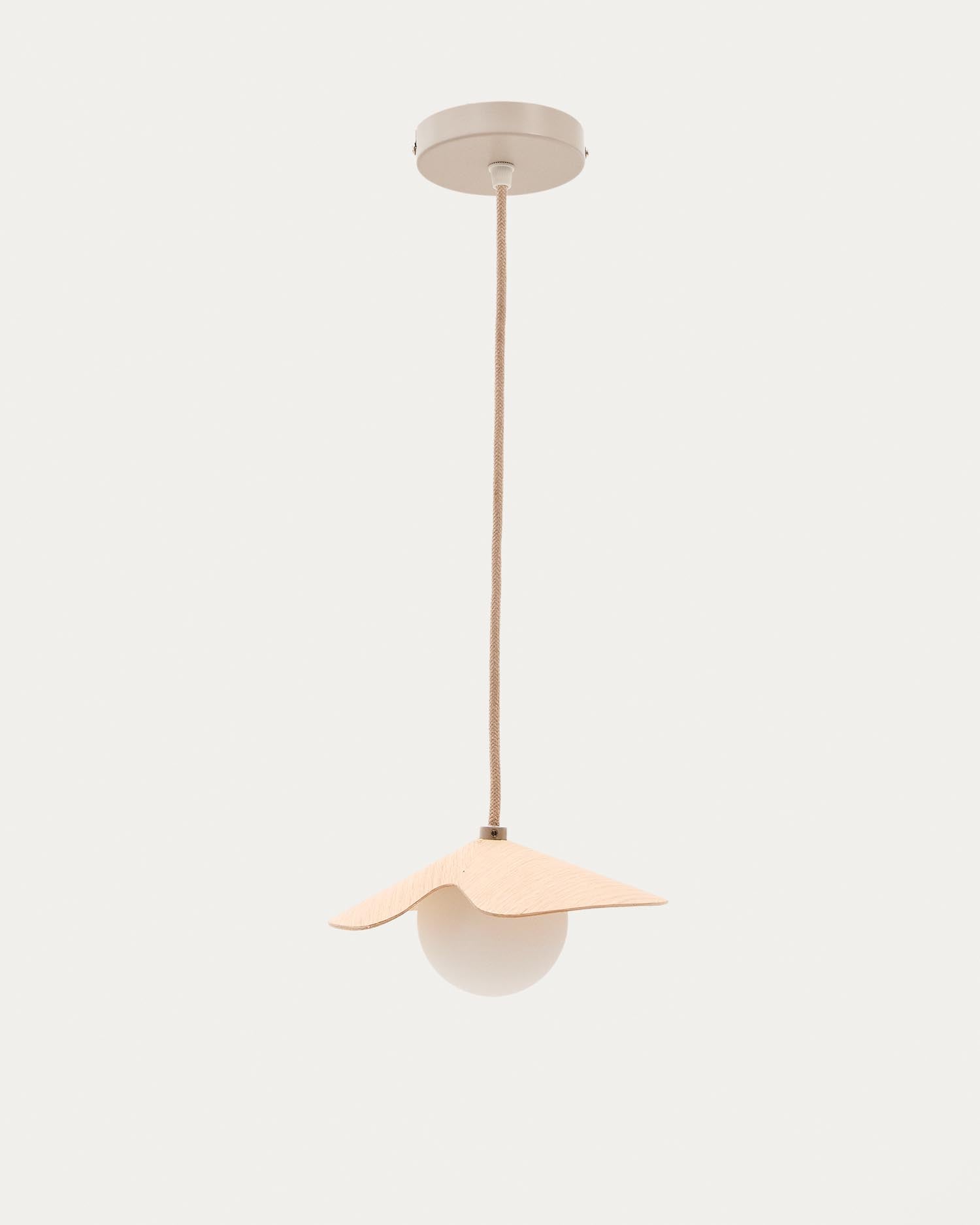 Deckenleuchte Wilara aus Eichenfurnier mit 1 weißen Rauchglaskugel in Natur präsentiert im Onlineshop von KAQTU Design AG. Pendelleuchte ist von Kave Home