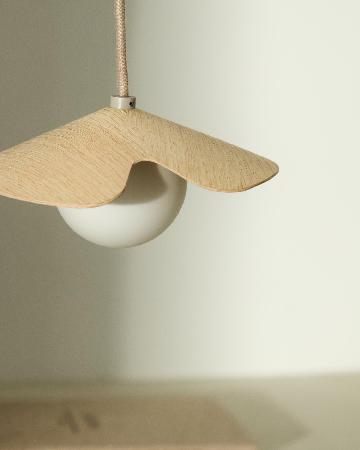 Deckenleuchte Wilara aus Eichenfurnier mit 1 weißen Rauchglaskugel in Natur präsentiert im Onlineshop von KAQTU Design AG. Pendelleuchte ist von Kave Home