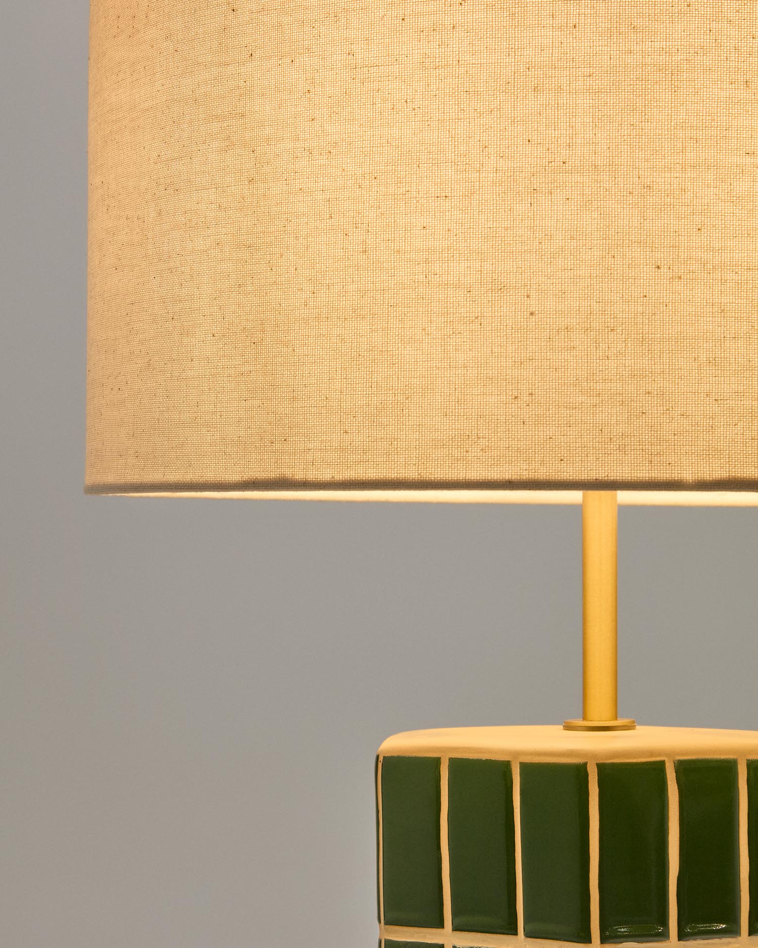 Tischlampe Rue aus grüner Keramik in Grün präsentiert im Onlineshop von KAQTU Design AG. Tischleuchte ist von Kave Home