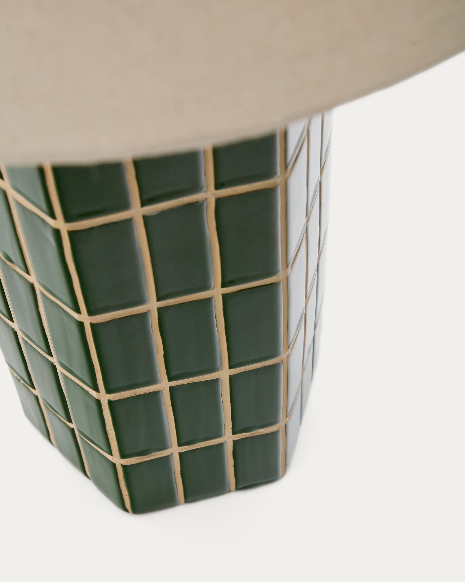 Tischlampe Rue aus grüner Keramik in Grün präsentiert im Onlineshop von KAQTU Design AG. Tischleuchte ist von Kave Home