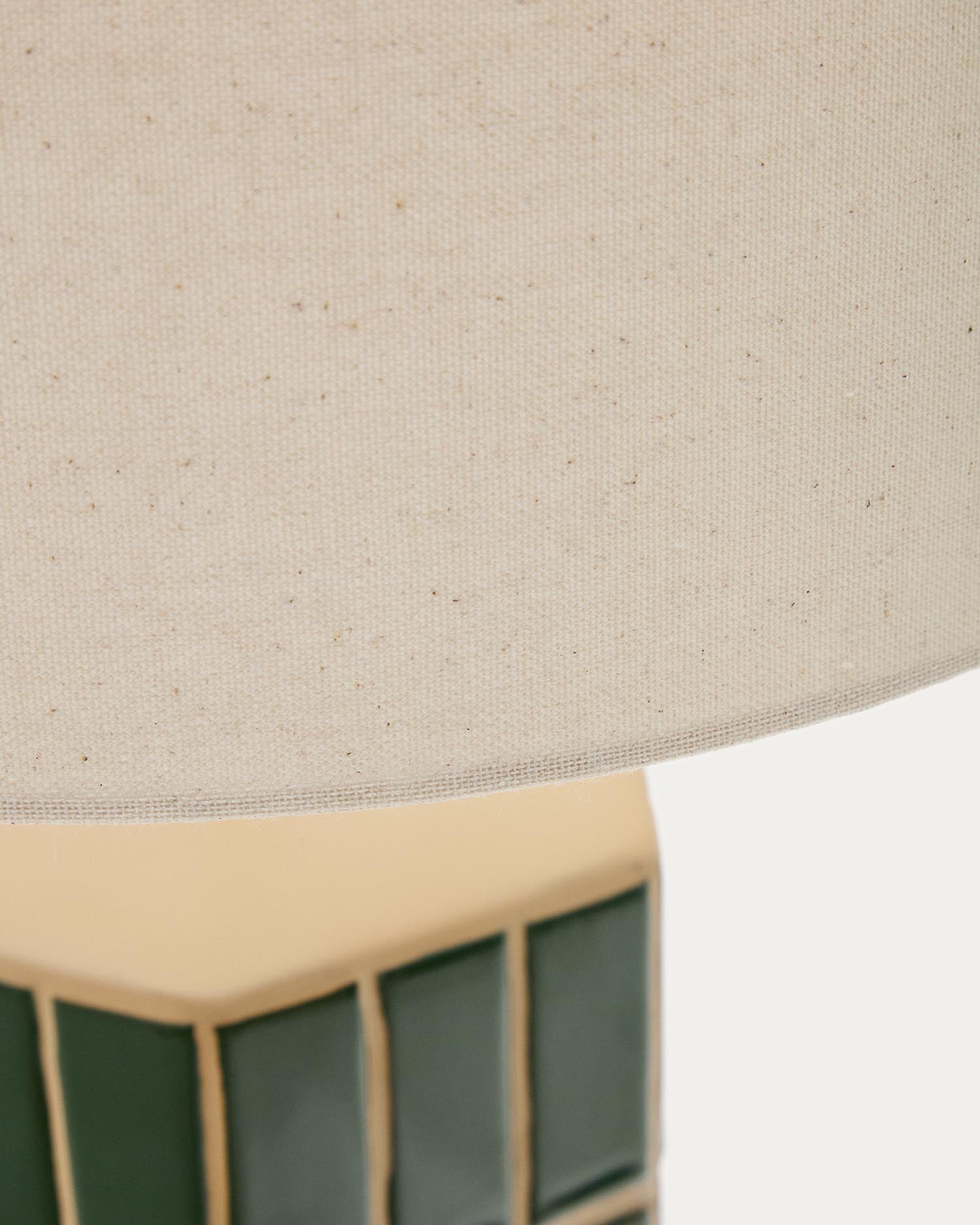 Tischlampe Rue aus grüner Keramik in Grün präsentiert im Onlineshop von KAQTU Design AG. Tischleuchte ist von Kave Home