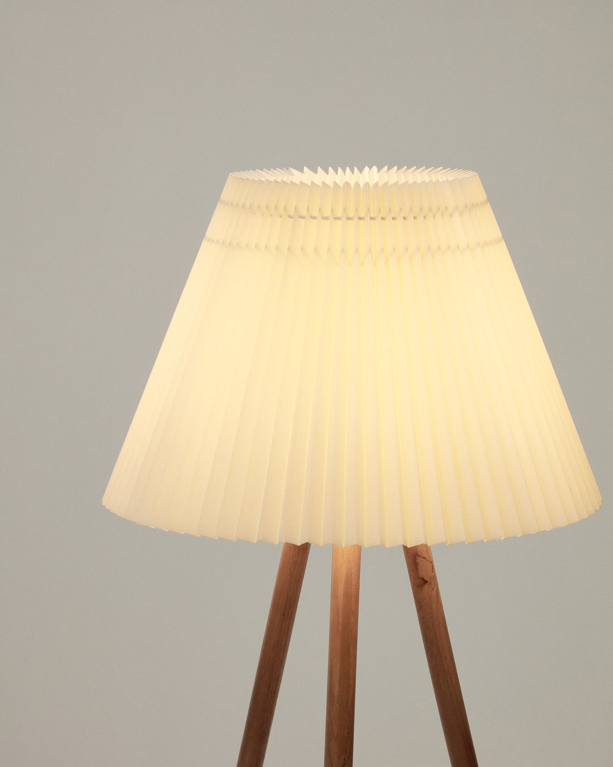 Benicarlo Stehlampe aus Kautschukholz mit natürlichem Finish und Beige in Beige präsentiert im Onlineshop von KAQTU Design AG. Stehleuchte ist von Kave Home
