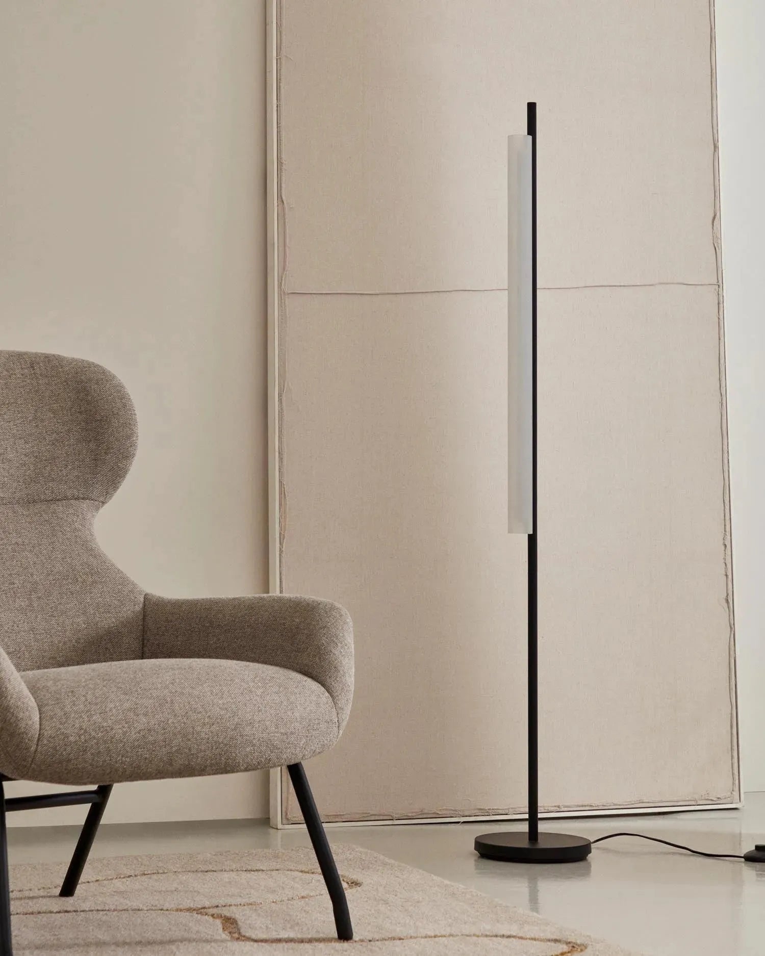 Die Vauxall Stehlampe aus Metall und Mattglas vereint Eleganz und Funktionalität, perfekt für moderne und geschmackvolle Wohnräume.