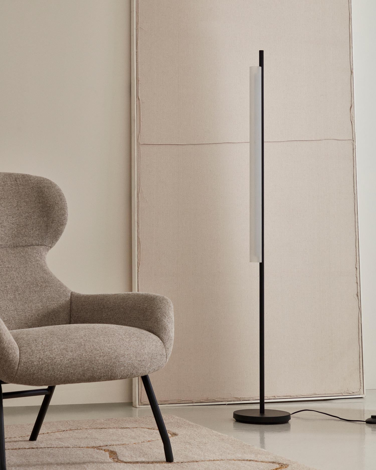 Elegante Stehlampe aus Metall und Mattglas, die modernes Design mit warmem Licht vereint. Ideal für stilvolle Räume.