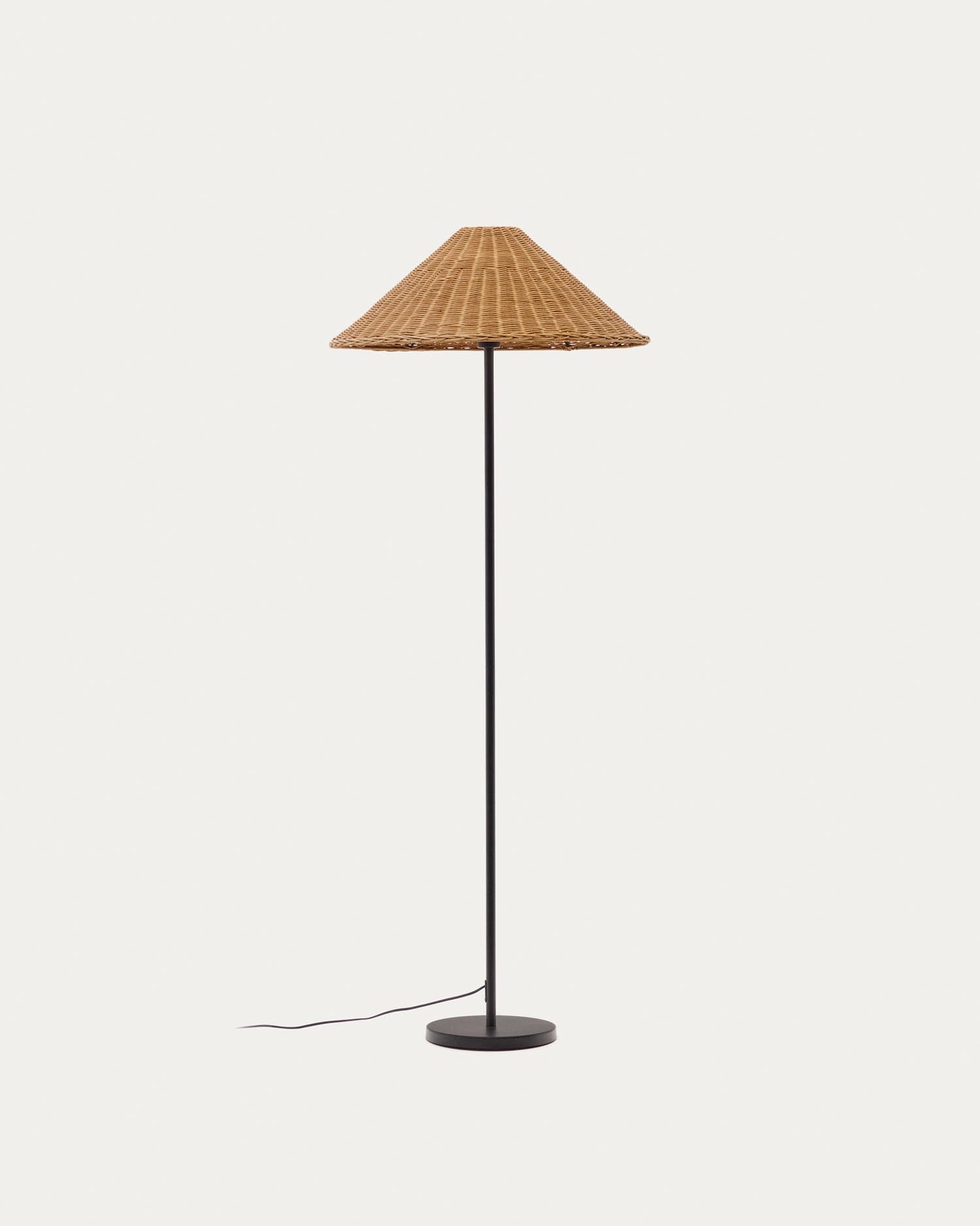 Die Urania Stehleuchte von Kave Home vereint handgeflochtenes Rattan und schwarzes Metall zu einem eleganten, nachhaltigen Designhighlight.