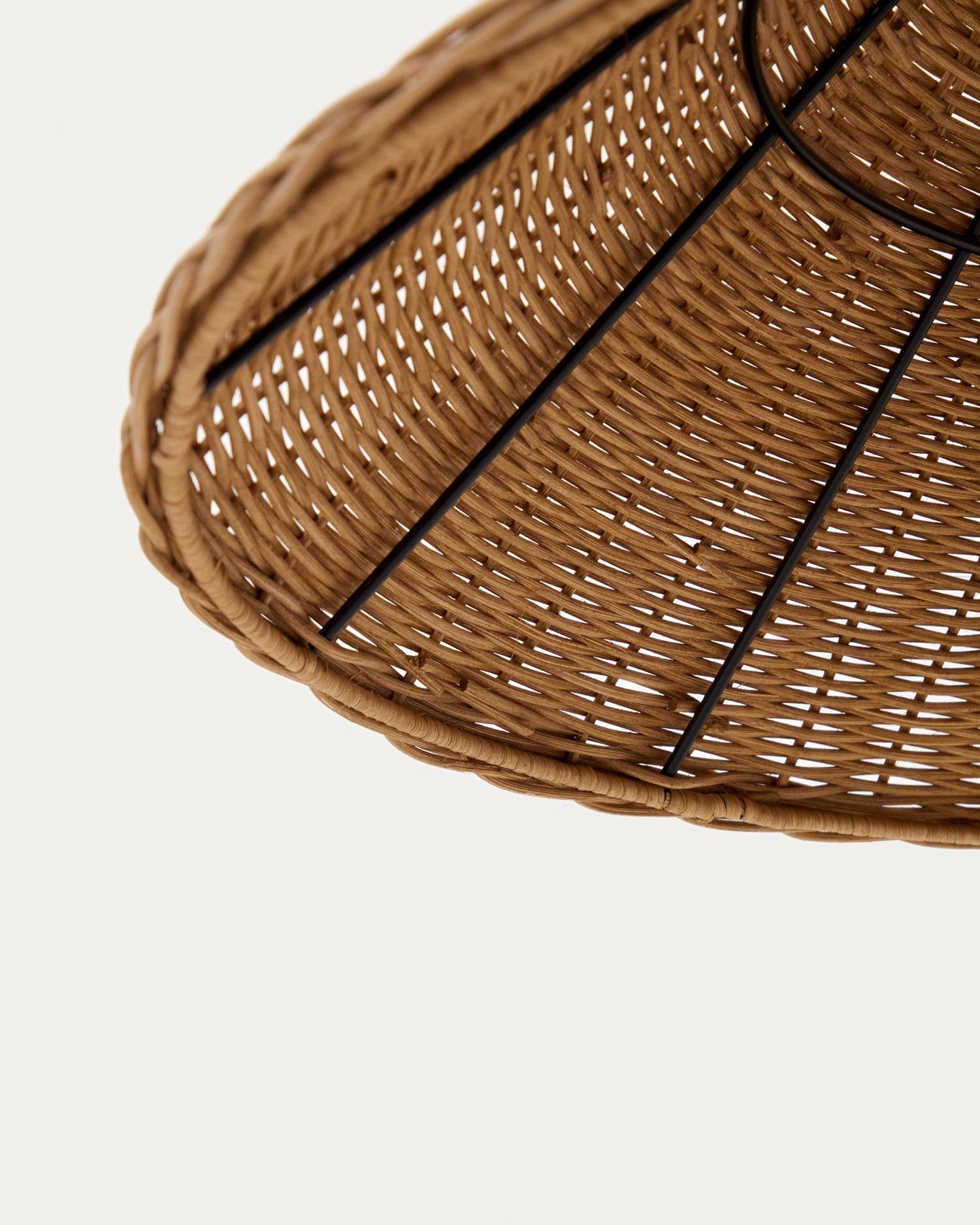 Urania Stehleuchte aus Rattan und Metall, schwarz lackiert, von Kave Home. Modernes Design, ideal für stilvolle Wohnräume.