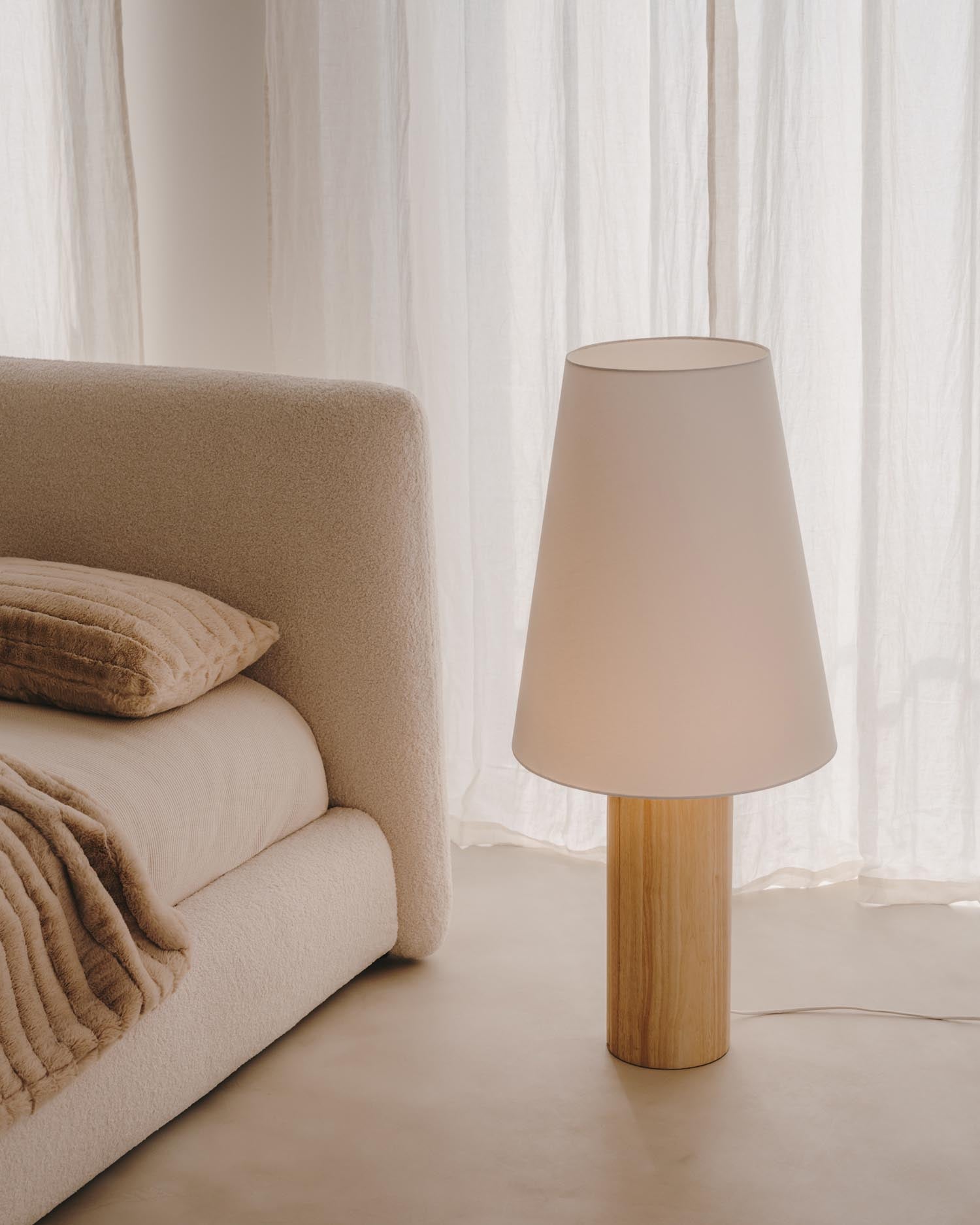 Die Marga Stehleuchte aus Massivholz von Kave Home besticht durch ihr natürliches Finish und zeitloses Design für jeden Raum.