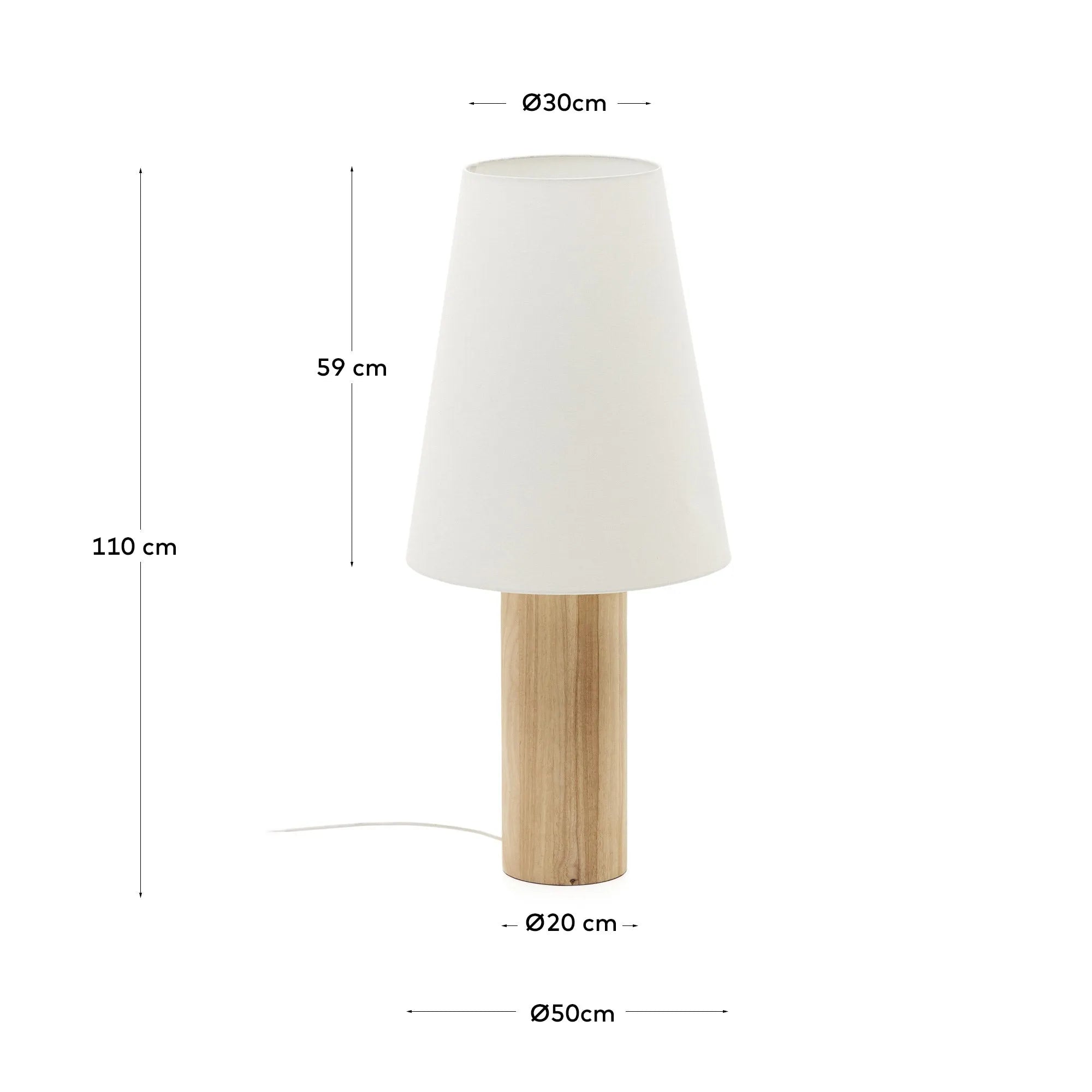 Die Marga Stehleuchte von Kave Home vereint Massivholz mit natürlichem Finish und einem eleganten Stoffschirm für zeitlose Eleganz.